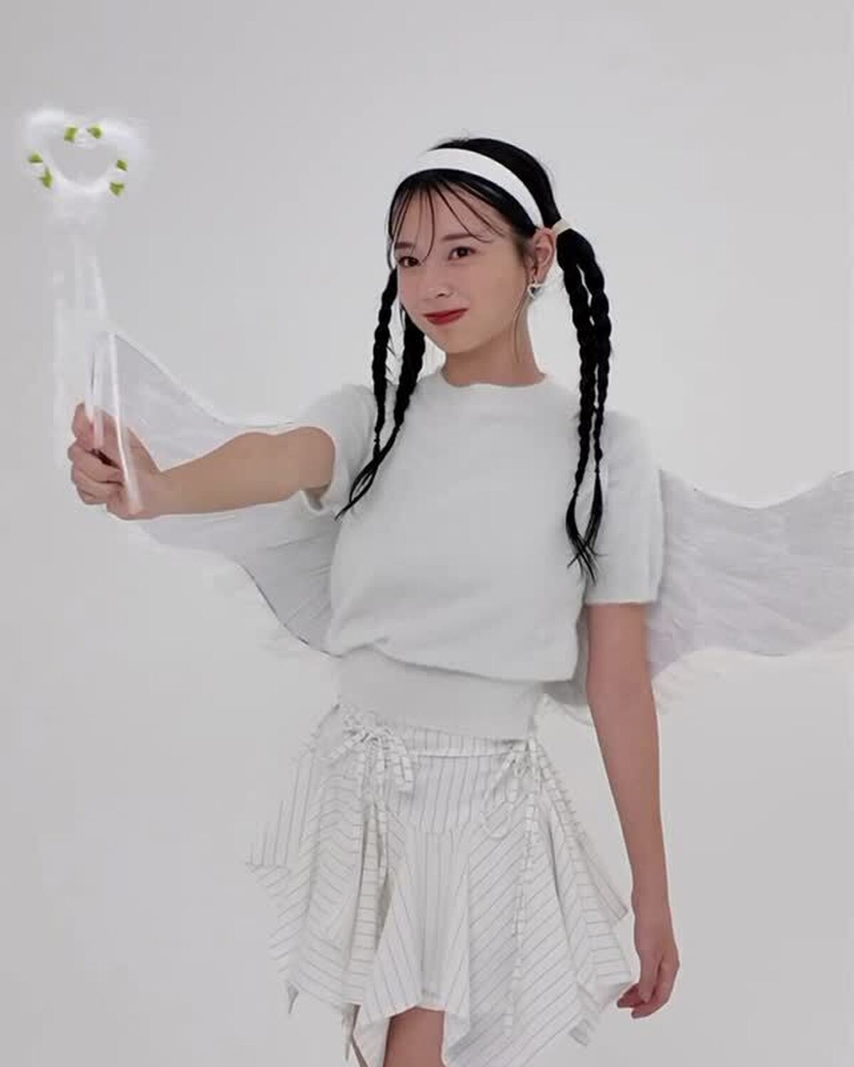 大天使まう👼🏻💫天使っぽいコスでノリノリで撮影🪽✨真っ白な衣装が似合いすぎだよね🤍🤍#小國舞羽 #セブンティーン #Seventeen #STモデル #jk #sjk #可愛い女の子 #オフショット 