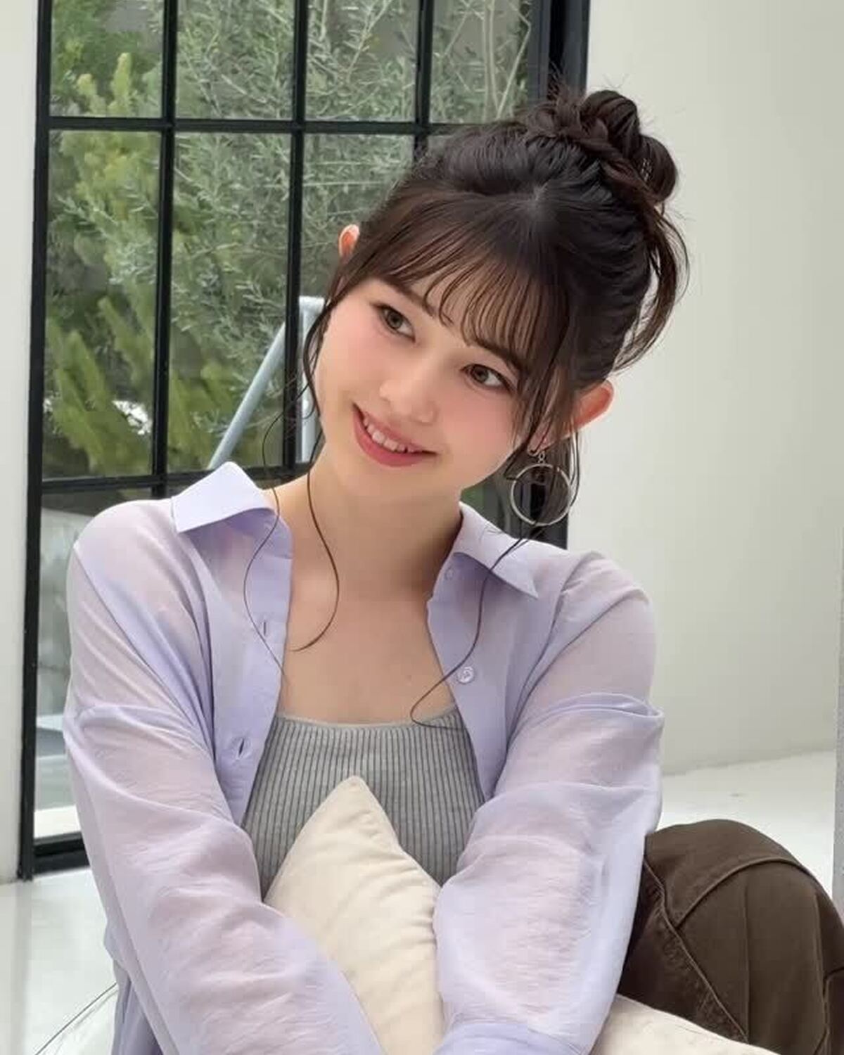 カメラの前でもどんどん表情豊かになって可愛くなっていくはんちゃん👼🏻🪽春号のモデルプロフ撮影中の🎥🌼#石川花 #お団子ヘア #Seventeen春号 #春服 #春コーデ