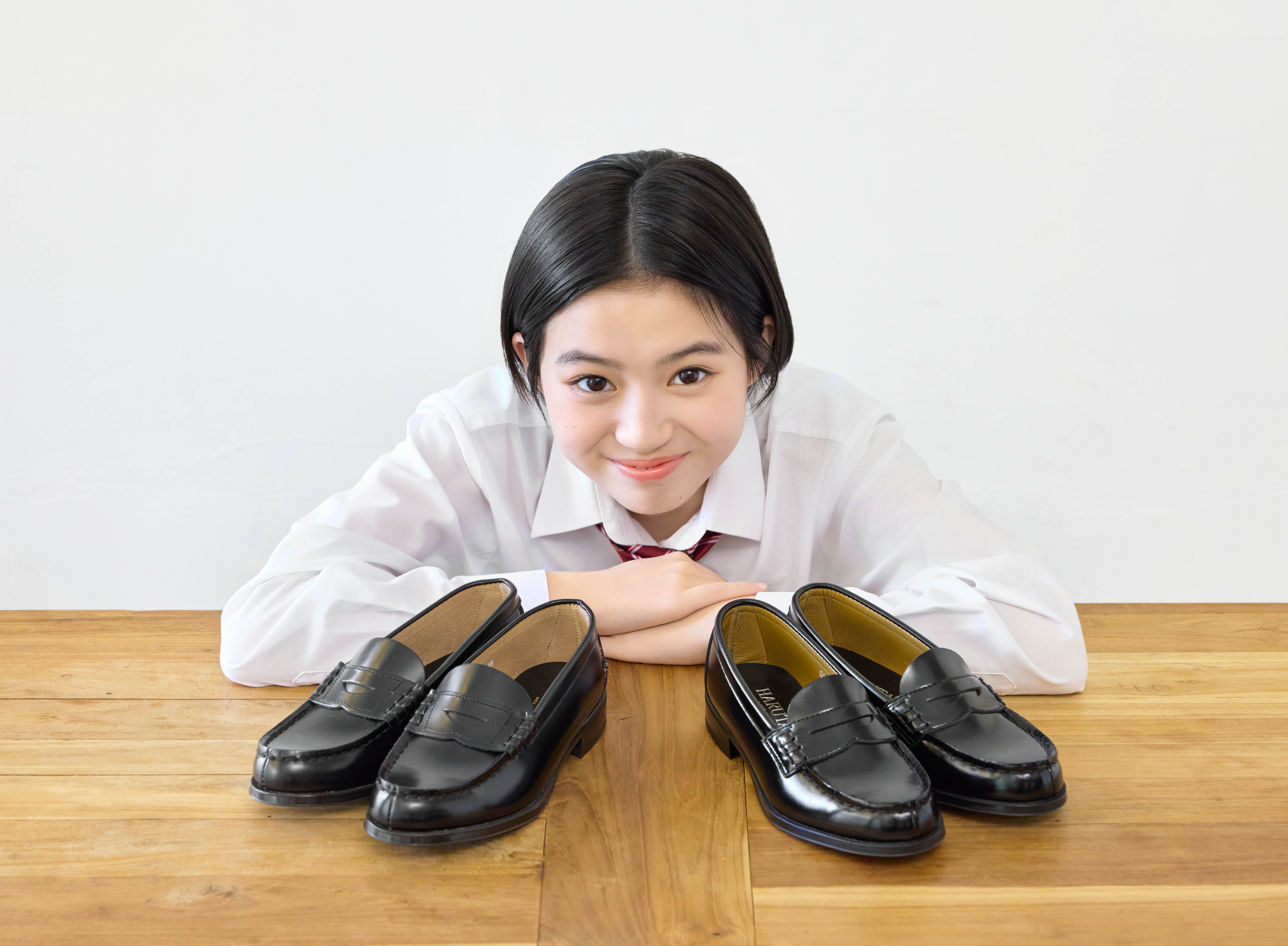 【ローファーの選び方】本革と人工皮革の違いって？ 『HARUTA』イメージガールの佐々木満音がそれぞれのポイント3選を紹介