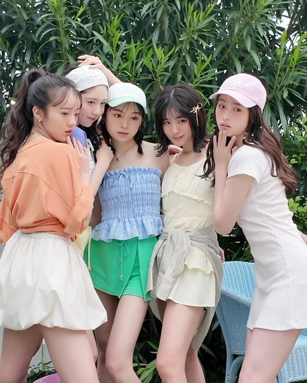 Seventeen夏号見てくれてる？👀📖🌴わちゃわちゃにぎやかな撮影風景をどぞ💛🩵⊹₊⟡⋆˚⊹—————————⊹₊⟡⋆˚⊹Seventeen夏号発売中📖🍉STモデルのオフショットがもっとみたいコは@