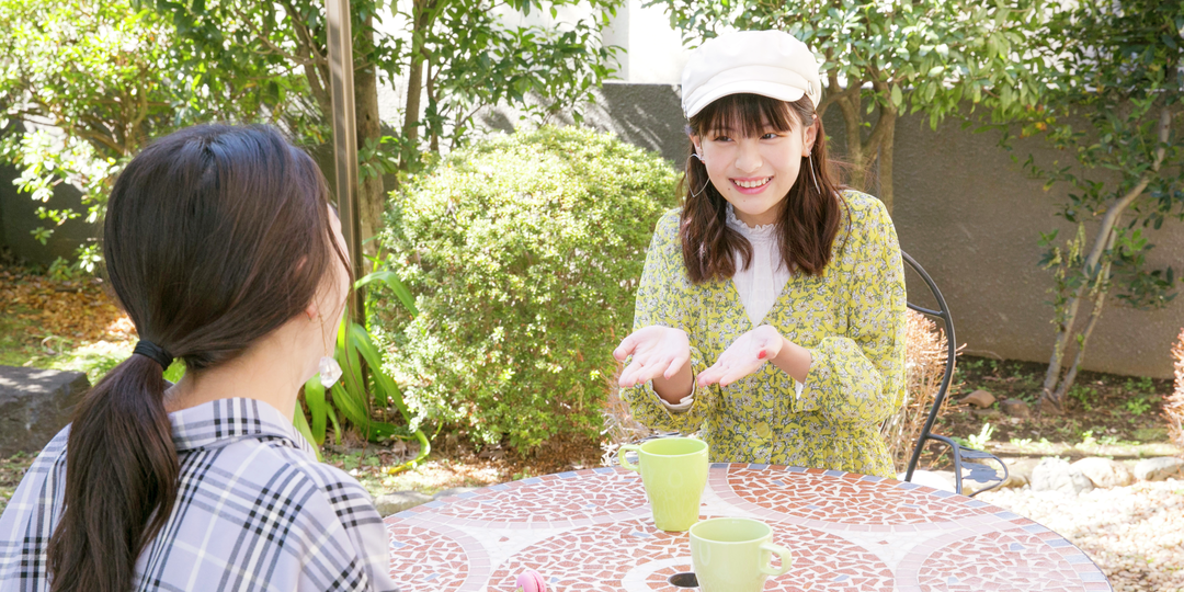 友とカフェ。食べるときにもマナーあり！