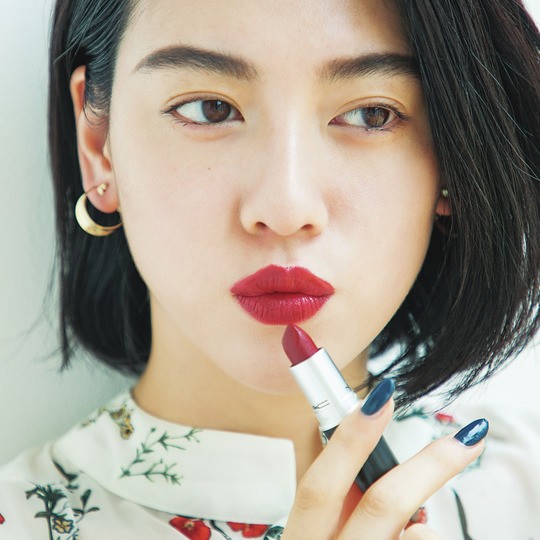 三吉彩花、やっぱり赤リップが好き！