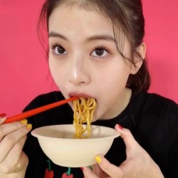 出口夏希が、激辛ラーメン・カレー・ペヤングを食べてみた！