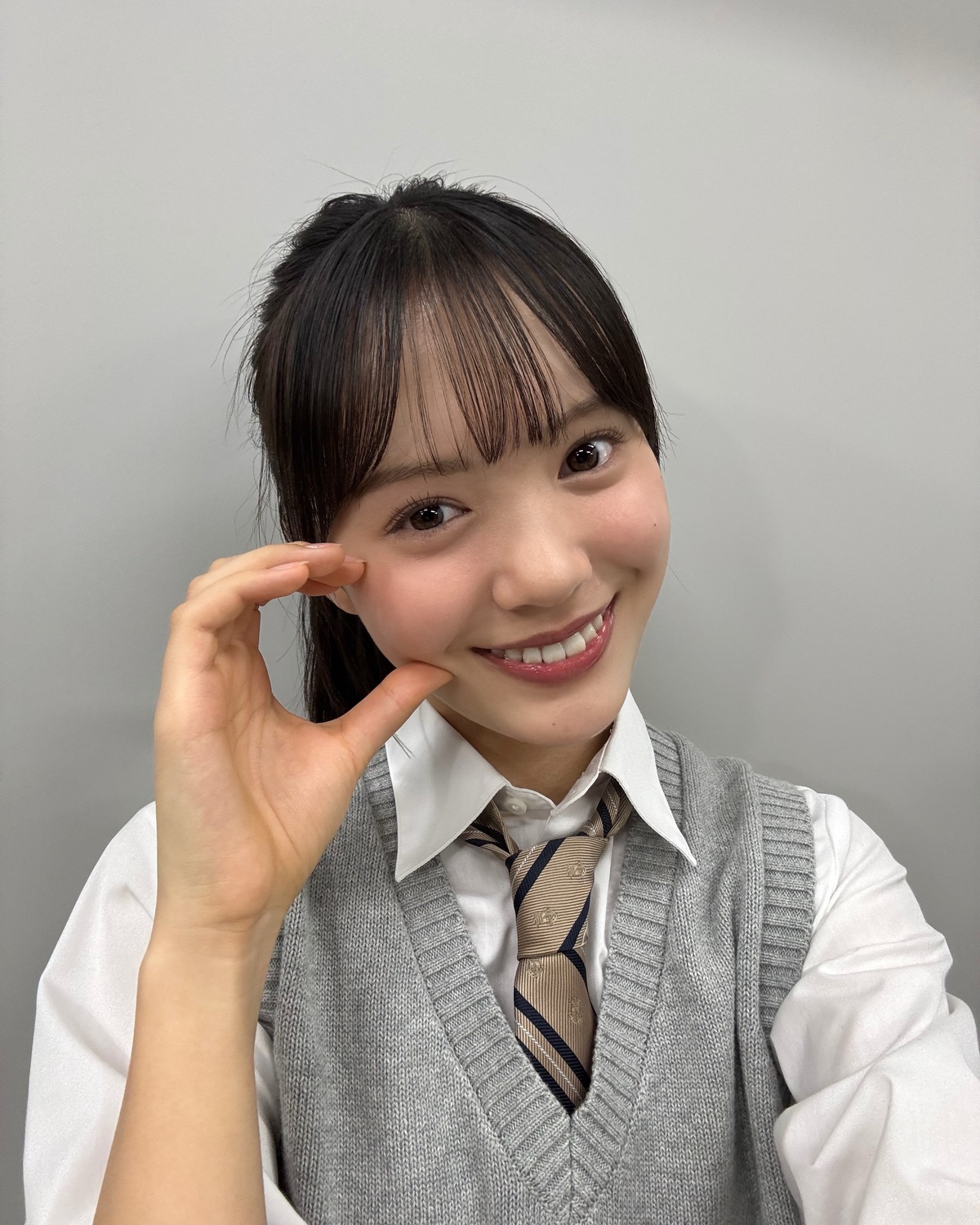 ポニテ×制服が似合いすぎのうみ👼🏻✨ちょっと照れながら撮ってくれたセルフィーが可愛すぎ🤍⊹₊⟡⋆˚⊹—————————⊹₊⟡⋆˚⊹STモデルのオフショットがもっとみたいコは@seventeenjp_m