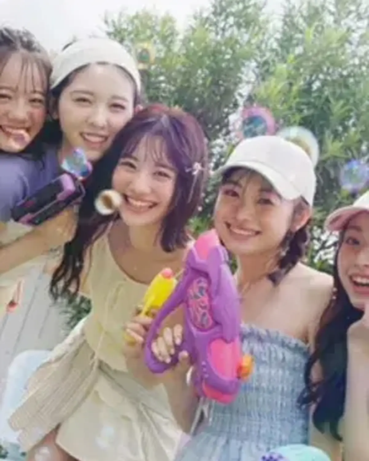 🌴🌻𝑯𝒆𝒍𝒍𝒐 𝑱𝒖𝒍𝒚🌻🌴 ７月のカバームービーには、夏号の表紙を飾ったみさき、るき、るな、あやな、るいが登場🩵 るなはこれが祝・初表紙✨ はじける季節にピッタリなカラフルコーデで撮影したよ♡　co