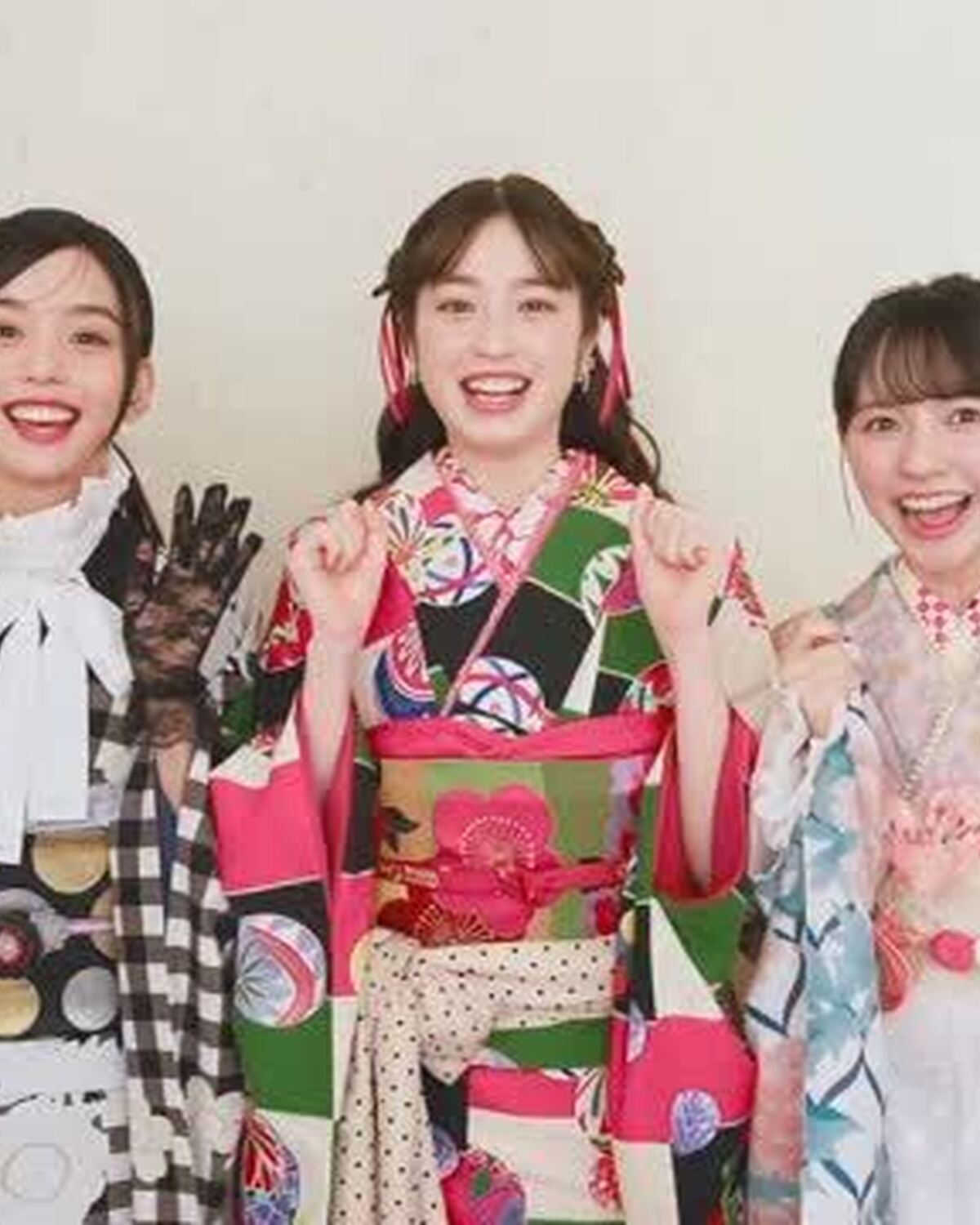 ⋆˙⟡𝑯𝒂𝒑𝒑𝒚 𝑵𝒆𝒘 𝒀𝒆𝒂𝒓 𝟐𝟎𝟐𝟔 ⋆˙⟡新年、明けましておめでとうございます🎍✨2026年一初目のカバームービーはこの３人が担当❤️最新トレンドアイテムがもりもりの振袖を着たあやな・れい