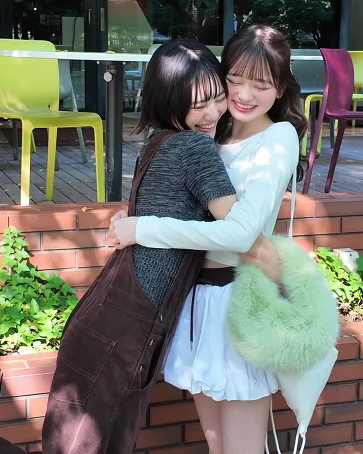 仲良しるきゆな♡のロケ撮影🎥🍂撮影も2人で遊んでるときのように楽しんじゃってるよ👩🏻‍❤️‍👩🏻🎀いつでもどこでも一緒にいると楽しそう🎶#高比良由菜 #関谷瑠紀 #ロケ #秋コーデ #外苑前 #銀杏並