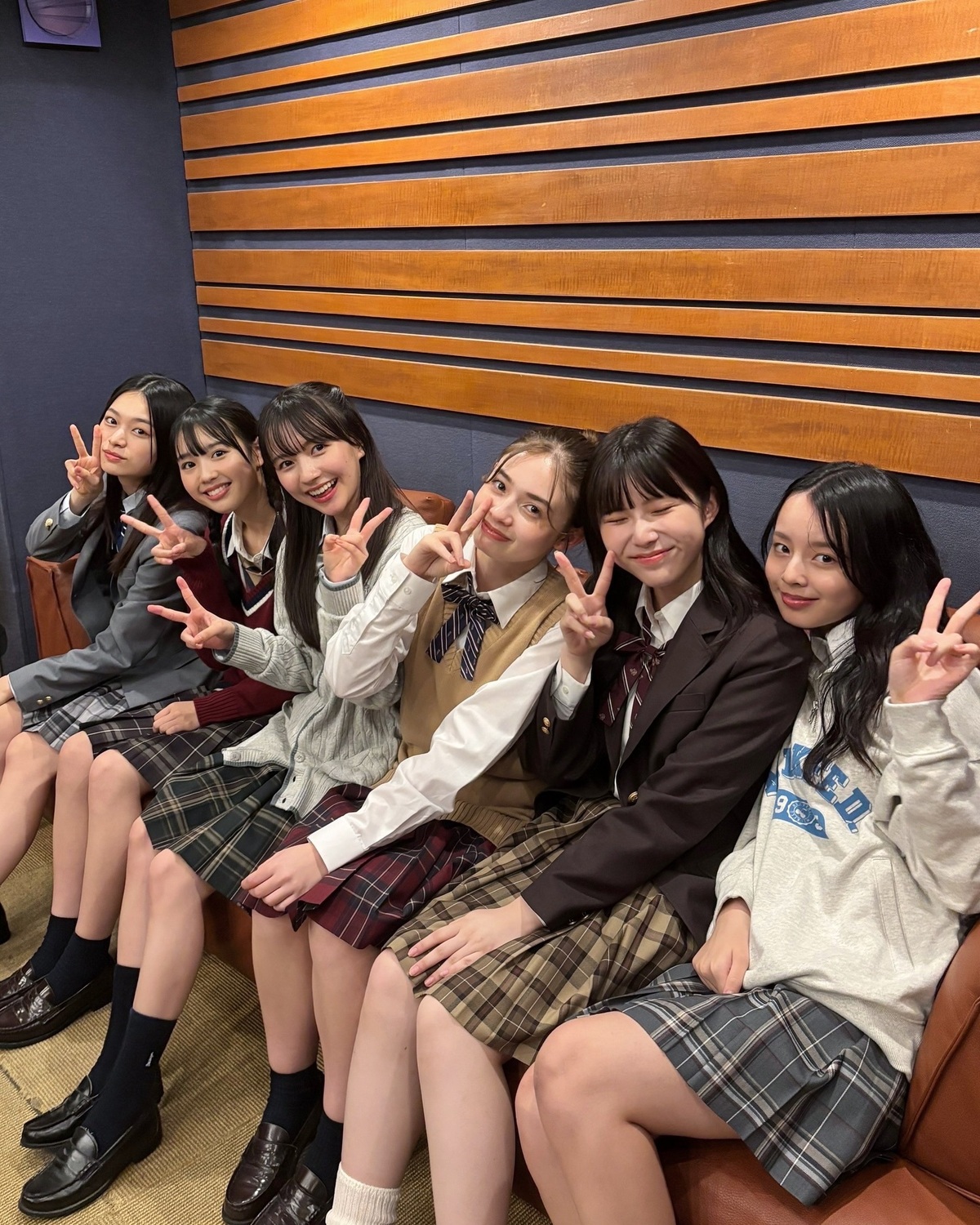 〈17のうたづくり。〉プロジェクト♫いよいよ明後日、「うた」公開🎧💖収録時のオフショットだよ📸5枚目は、収録に参加してくれた読者の3人と👭🏻ST秋号発売日と同じ9月16日（火）にこのアカウントで発表す