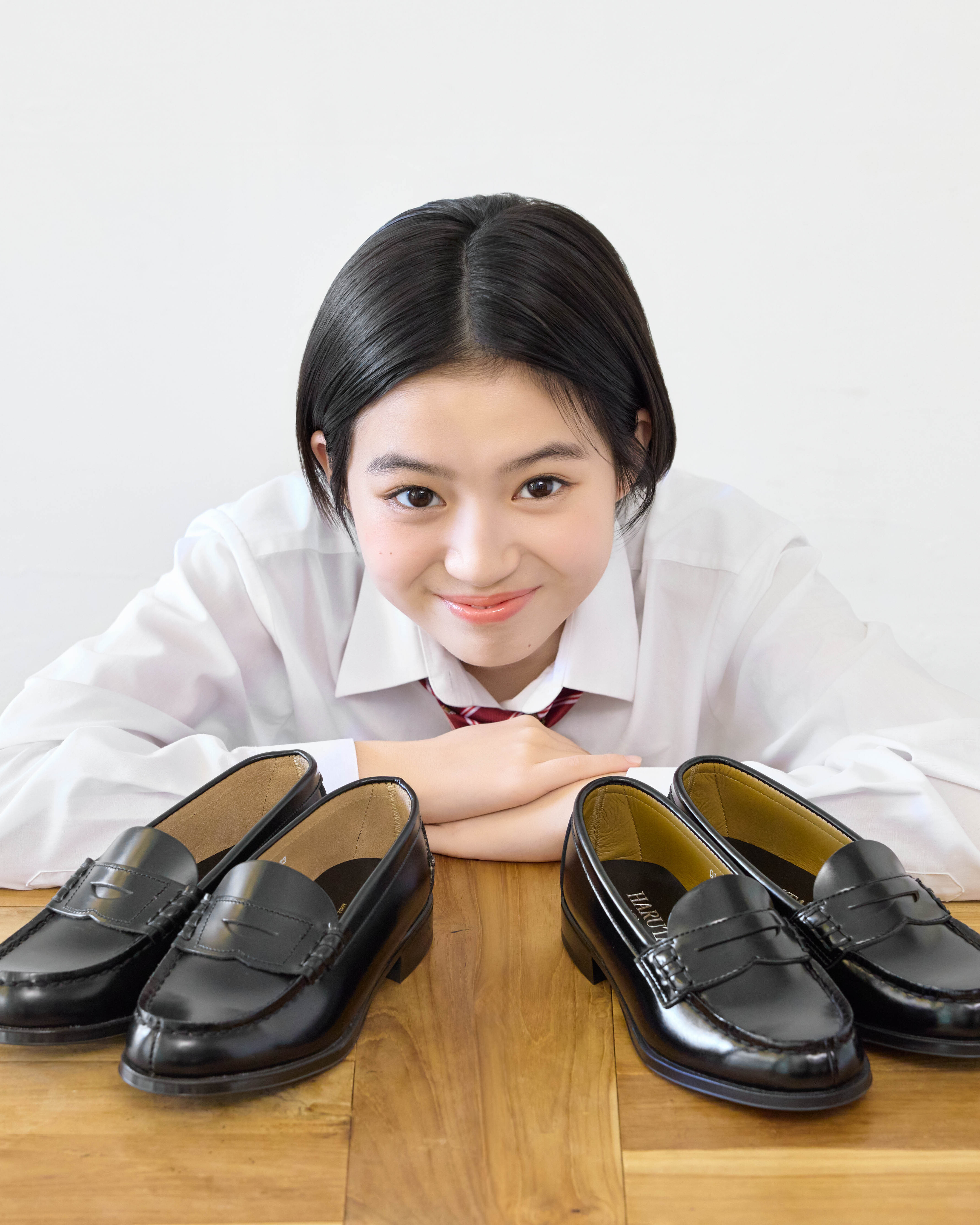 【ローファーの選び方】本革と人工皮革の違いって？ 『HARUTA』イメージガールの佐々木満音がそれぞれのポイント3選を紹介