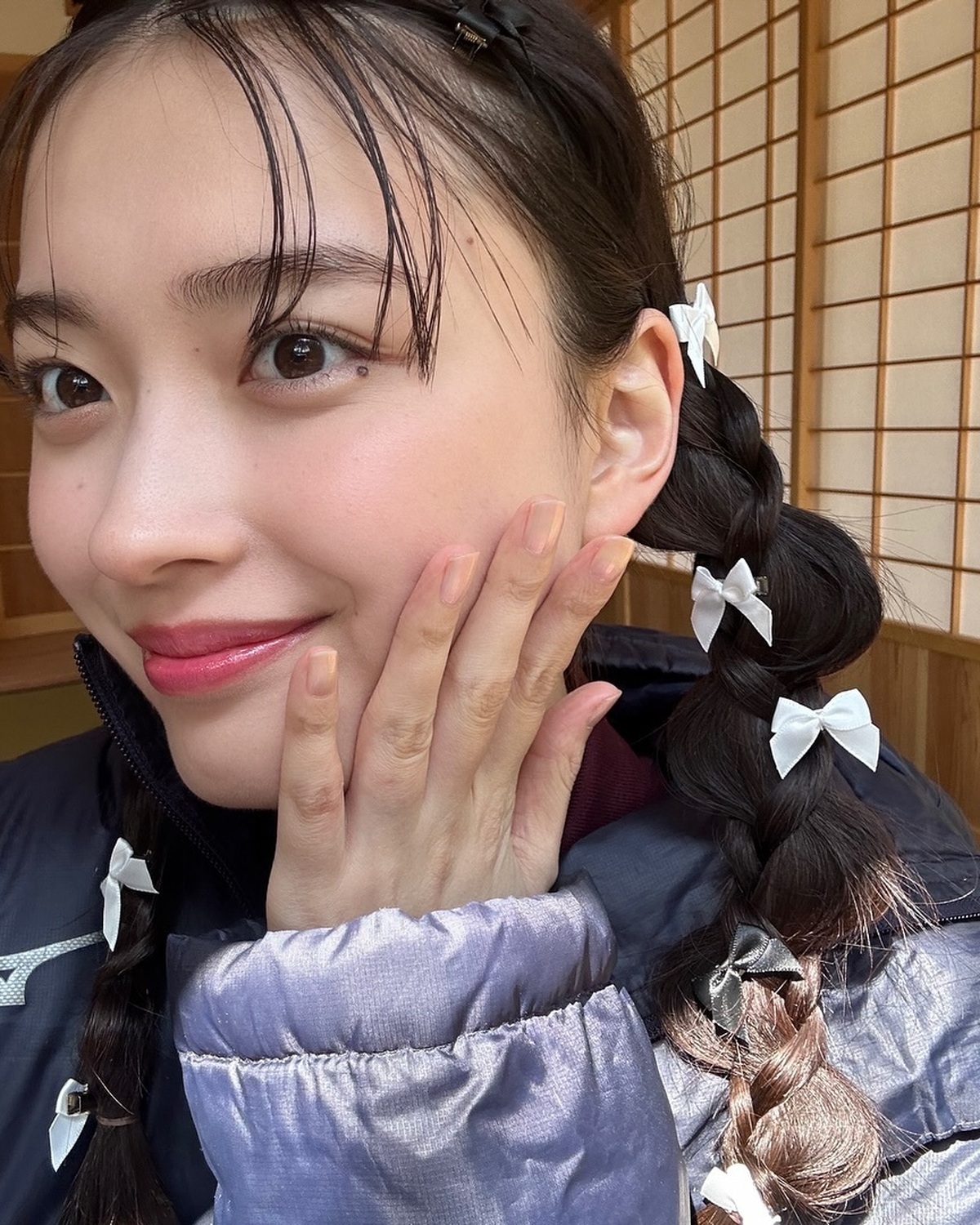 🎀🩵Happy Birthday Mizuki🩵🎀今日は #茅島みずき ちゃんのお誕生日🎂✨夏号オフショットでお祝い📸撮影時期はまだ肌寒かったから、待機中はロケジャン必須だったよ👌🏻みんなもコメントで