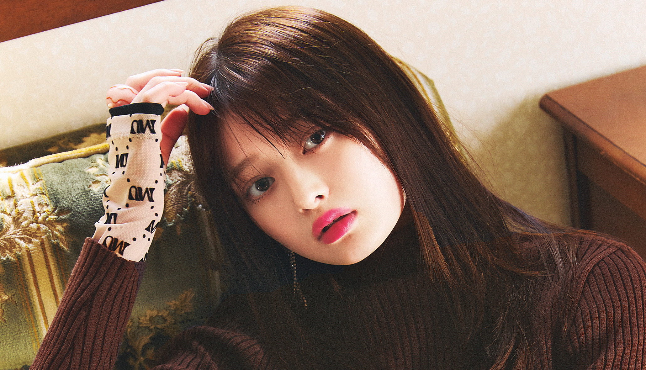 シックなニットにはくちびるでギャルみを注入♥ チョコニット×バブルガムピンクリップ【ニットとリップのLOVEな関係】