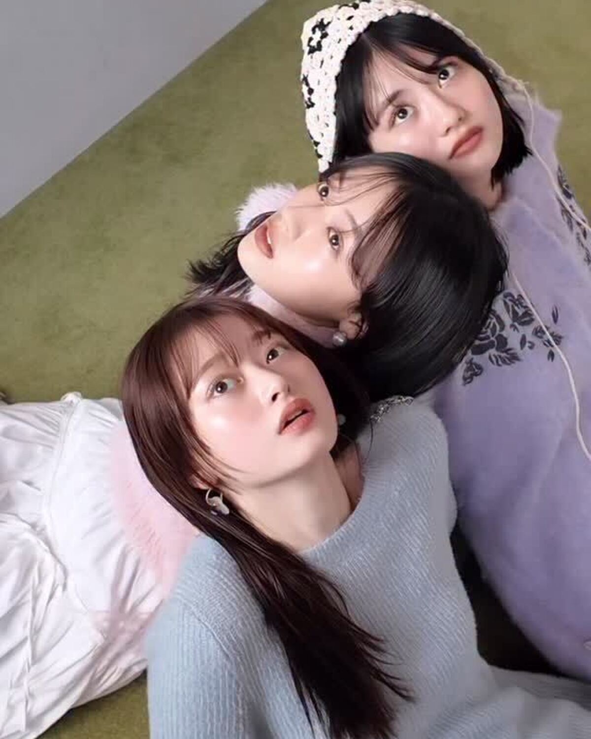 じゅり♡るき♡ゆなうっとりしちゃう姉㋲の撮影風景をお届け💝❄️冬のニット×トレンドリップの相性バツグンの組み合わせは冬号でチェックしてね📖💄🩵#上坂樹里 #関谷瑠紀 #高比良由菜 #Seventeen