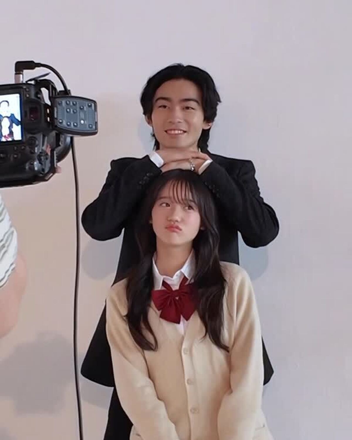 染五郎さん×瑠菜の撮影風景🎥🎶SeventeenらしくJKっぽいポーズやハートポーズなんかもしてもらっちゃったよ🫣🫶🏻発売中の秋号誌面では、染五郎さんに17の質問🔍🌟インタビューや、歌舞伎座案内など超
