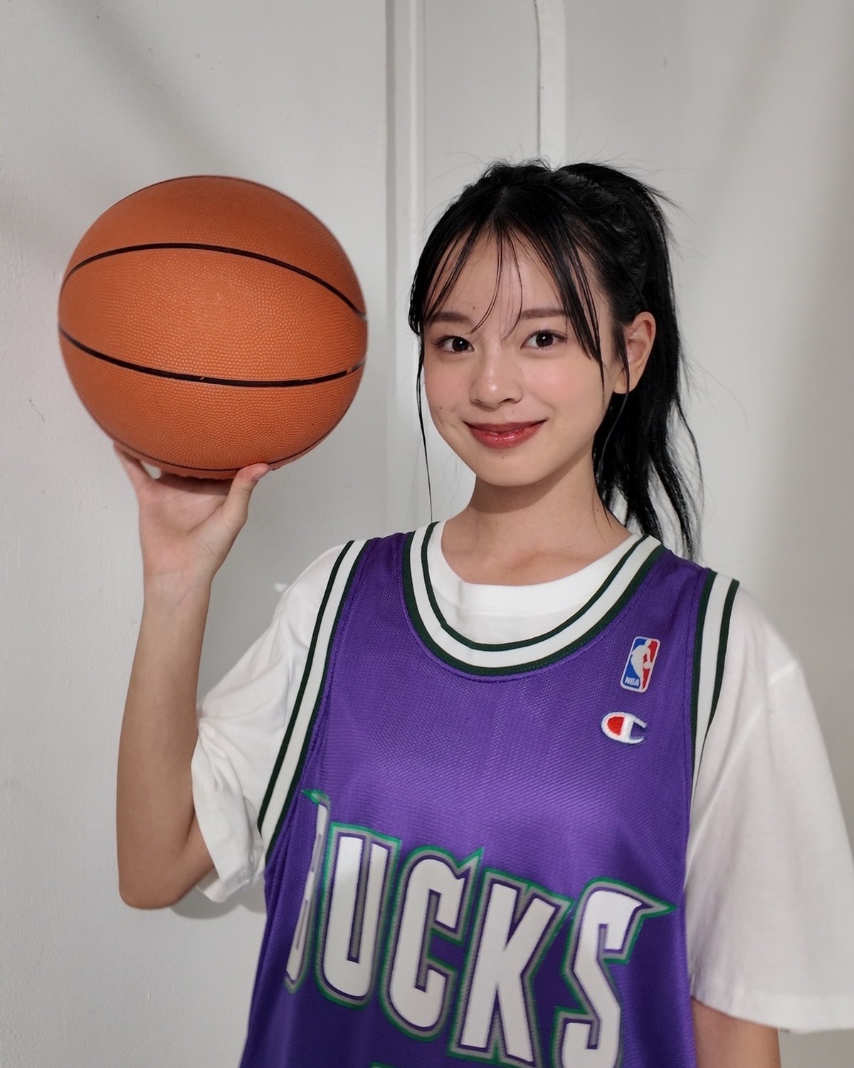 バスケ女子舞羽🏀✨小４〜中３まで続けていたというバスケは、まうの趣味であり特技⛹️‍♂️‍いつかSTで披露する日も…！？🙈お顔が小さすぎてボールで隠れちゃいそうなオフショでした🥹💜#Seventeen