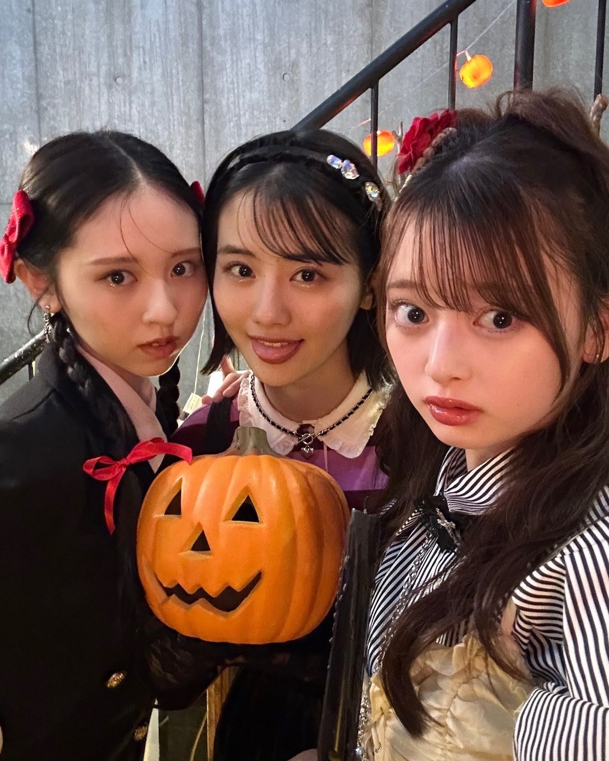 10月もあっという間に折り返し！みんなはどんな毎日を過ごしてる？🎃💜今日のオフショットはみさるきゆな📸今月のカバームービーを担当してる3人だよ〜！！動画はもうチェックしてくれたよね？👀🖤何度も見返して