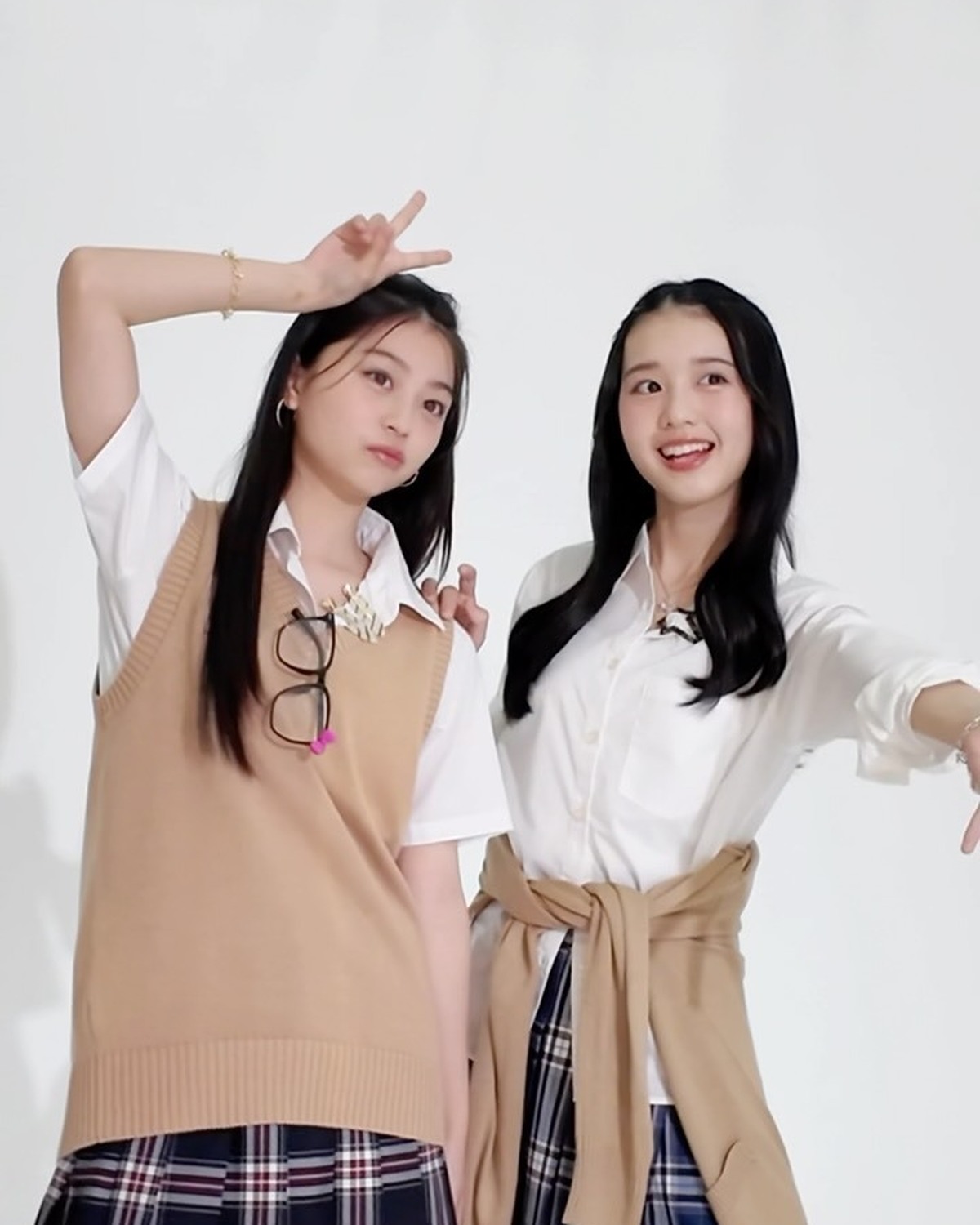 ギャルなあいにゃん＆みんみ👩🏻‍❤️‍👩🏻💞色んなポージングをして撮影したよ🥺✌🏻⊹₊⟡⋆˚⊹—————————⊹₊⟡⋆˚⊹Seventeen夏号発売中📖🍉STモデルのオフショットがもっとみたいコは@