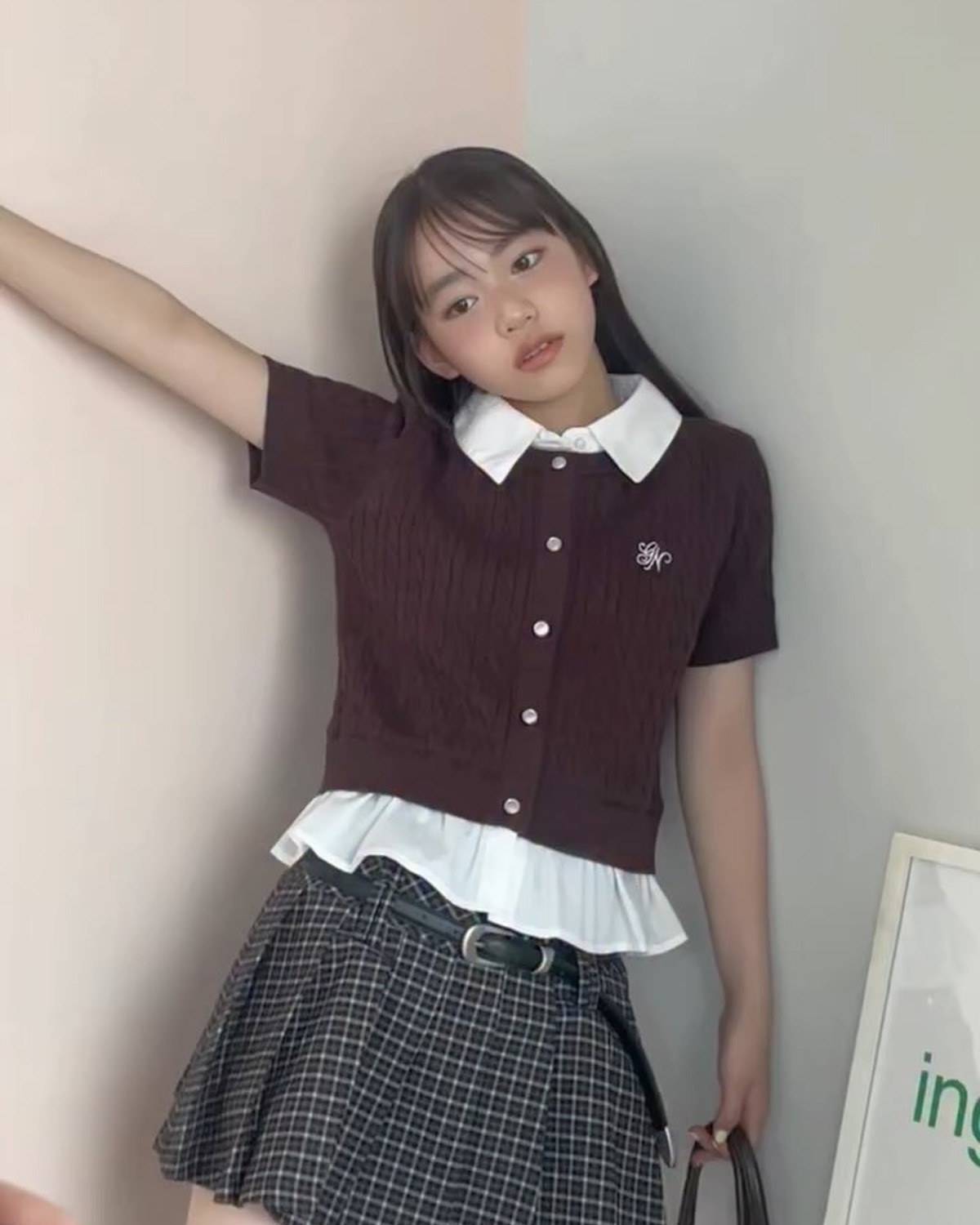 妹㋲の大人化コーデ企画🤎こんなおみく見たことない！な表情、ポージングをお見せします🐰✨いつもより大人っぽさを意識したコーディネートもめっちゃ似合ってるよね🫶🏻途中の笑顔もかわいすぎる🥺⊹₊⟡⋆˚⊹——