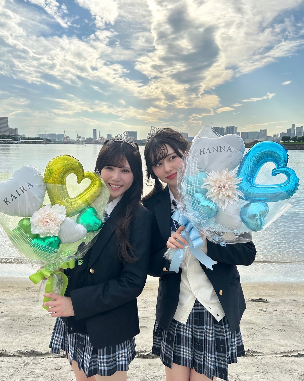 もうすぐ待ちに待った冬休み❄️ 学校生活のカウントダウンも始まる頃💭LJKのみんなは卒業の実感がそろそろ湧いてきた…？😭✨ 冬号のLJK企画で海へ🌊 卒業証書や花束を持ってTHE青春な撮影をした快空と