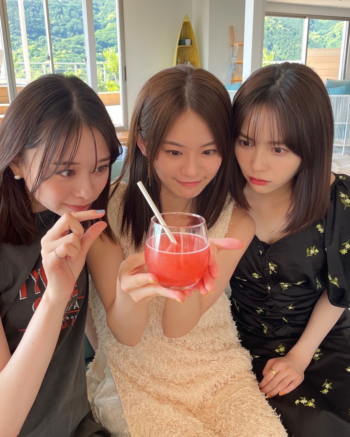 グラスの中の飲み物が気になる３人🤣🍹#リゾナーレ熱海 の中にある #ソラノビーチ カフェでのオフショット📸🌴#Seventeen #Seventeen夏号 #Seventeenモデル #STモデル #