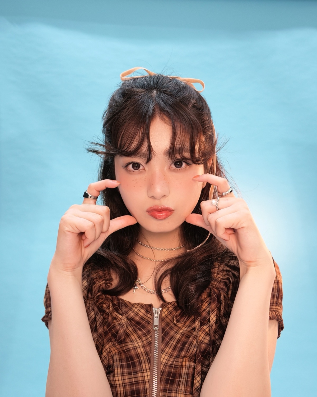 ⋆˙⟡ 𝐇𝐚𝐩𝐩𝐲 𝐁𝐢𝐫𝐭𝐡𝐝𝐚𝐲 𝐌𝐀𝐇𝐎 ⋆˙⟡今日10月10日は堀口真帆ちゃんのお誕生日👸🏻🎉発売中のSeventeen秋号のオフショットでお祝い🤎みんなもコメントで一緒にお祝いしよ✍🏻 ⊹₊