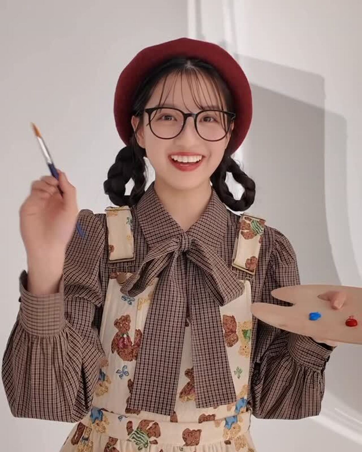 絵描き👩🏻‍🎨なすいちゃんとロックなすいちゃん🎸どっちも違う魅力がありすぎる〜🤍🖤とっても多彩なST㋲最年少のすいちゃんです👼🏻🎶(笑顔がキュンすぎる🤦🏻‍♀️💘)#川瀬翠子 #Seventeenモデ