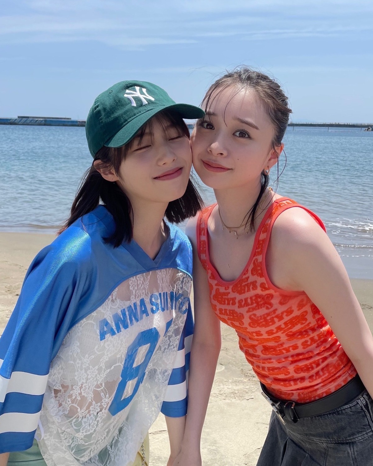 イチャイチャりりしお👭🌴撮影の合間に、何やらビーチで楽しそうな2人を発見🤣📸3.4枚目は無言で見つめ合っていたよ🥹みんなはこの夏海に行った〜？🌊コメントで教えてね😎#Seventeen #Sevent