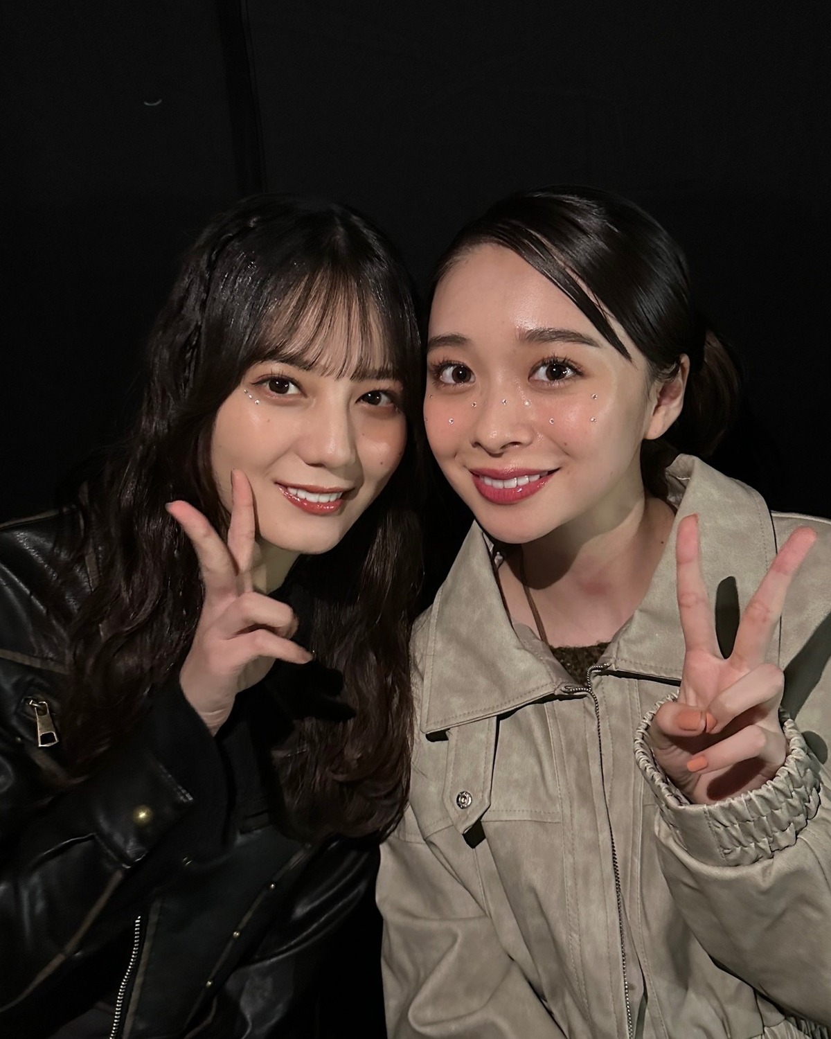 こしゃりり👩‍❤️‍👩💕舞台裏の2人を激写📸ガルアワ待機中、隣に座ることが多いペア🎶今回も最強2ショットをバッチリ押さえました😎✌️#Seventeen #セブンティーン #girlsaward #ガ