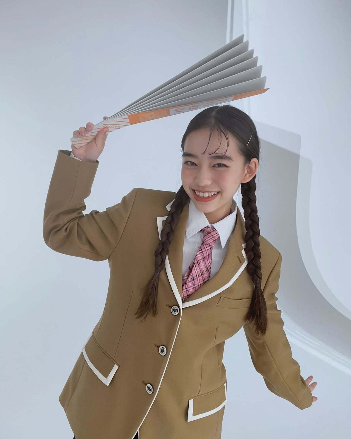 なんでやねーん✋🏻望来の笑い声が聞こえてきそうな本日のオフショット🥹💞大きいハリセンを見事に使いこなしてたよ🤣🎶 #岡本望来 #おかみく #Seventeen冬号 #Seventeen #セブンティー