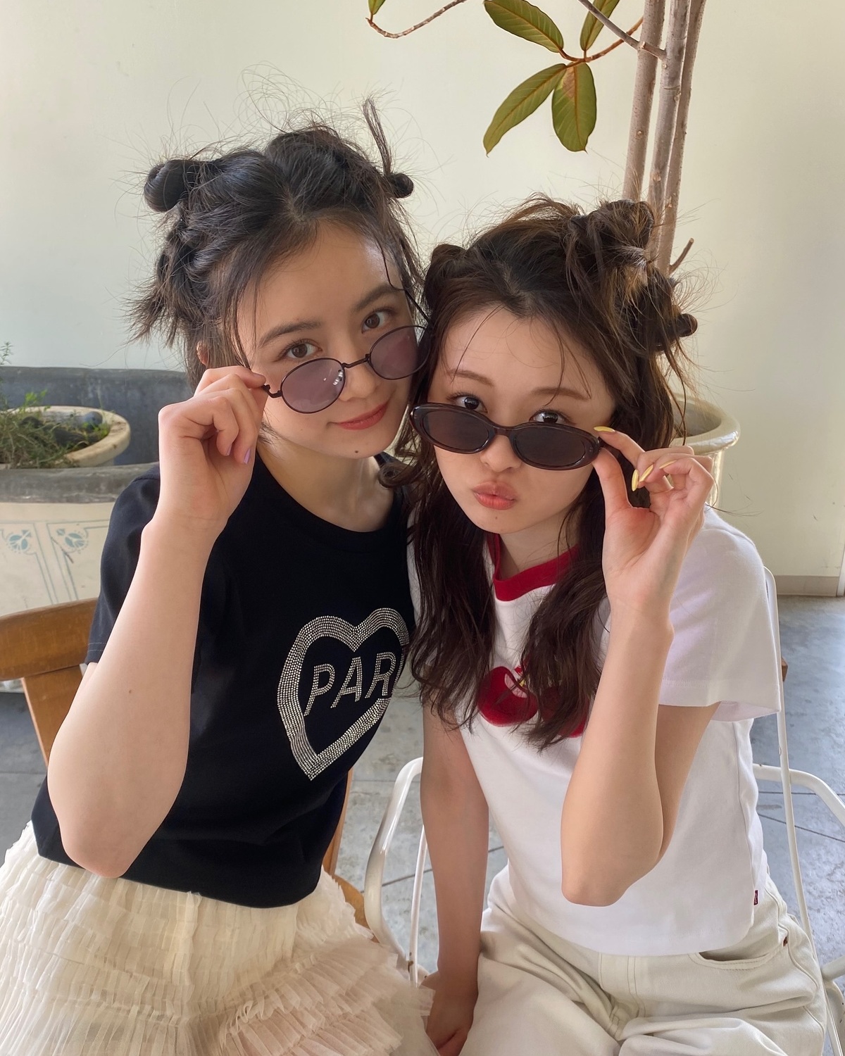 やんちゃキッズ感のあるオフショット😎🖤🤍初めてするヘアアレンジにすごーい！どうなってるの！と興味津々だったふたり👀🌟ヘアとサングラスがリンクして双子っぽい👩🏻‍❤️‍👩🏻#Seventeen #セブン