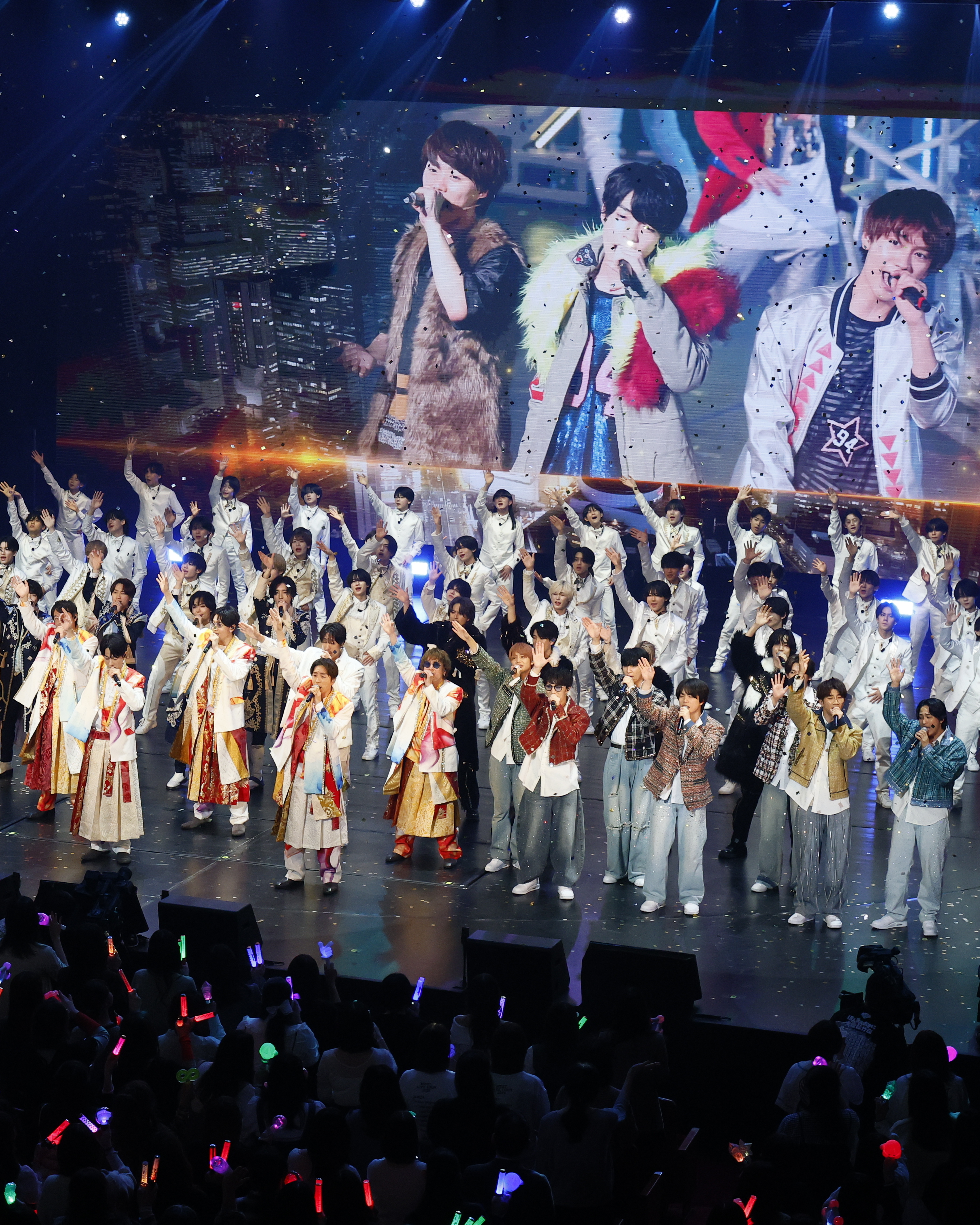 【3/24『ほんまおおきに大阪松竹座』公演ルポ】SUPER EIGHTら総勢92名が大集合！ 一夜限りの「卒業式」に密着