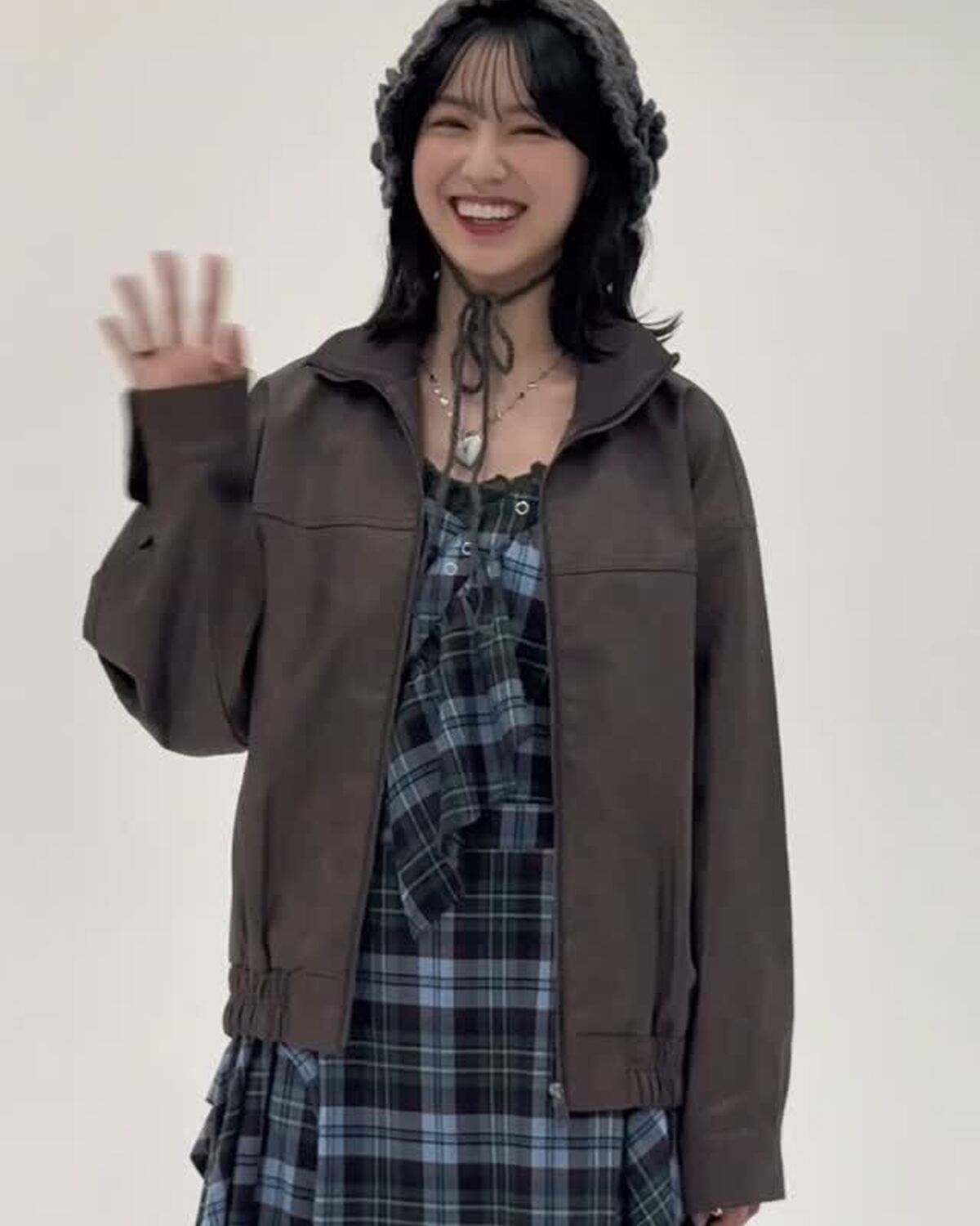 もんちゃんの冬私服👼🏻❄️ニットのイヤーマフラーがおしゃれ度も高くて可愛すぎる🧶🩶🤎冬も小物使いが上手なもんちゃん🥰#森﨑美月 #もんちゃん #Seventeen冬号 #Seventeen #セブンテ