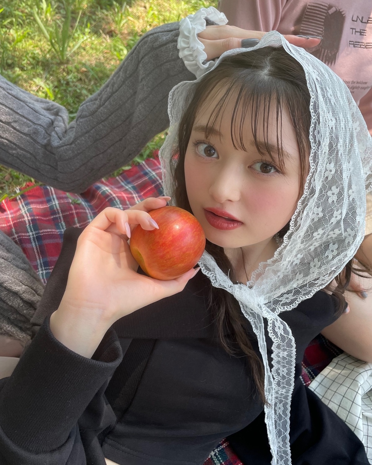 秋号でもビジュ大爆発のゆなな👼🏻🍎トレンドのバブーシュカも似合いすぎ💓横からよしよししてくれている手は誰の手か当ててみてね🤭🎶#Seventeen #セブンティーン #Seventeen秋号 #ST秋