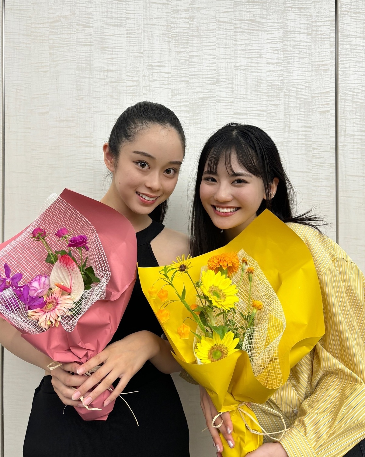 先日お誕生日を迎えたふっちー＆るき👩🏻‍❤️‍👩🏻莉子のラストライブ配信の前に卒業式をしたときに、ふたりにもサプライズで花束をプレゼントしたよ💐とびっきりの変顔もしてくれたんだけど、全力すぎたのでお蔵