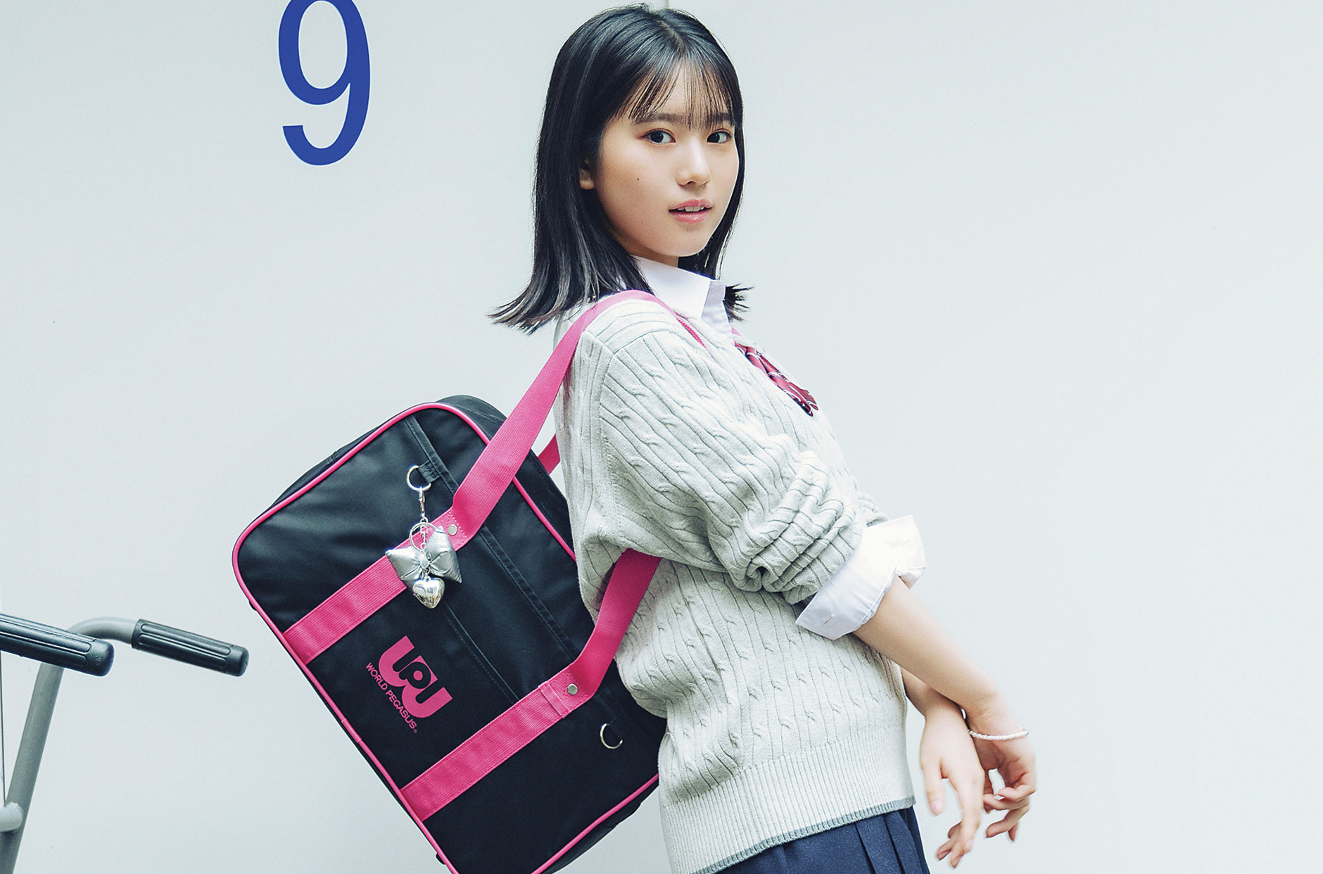 【学年別おすすめ制服コーデ】高2モデル・増田三莉音はカラースクバの超鉄板“ワッペ”を背負って