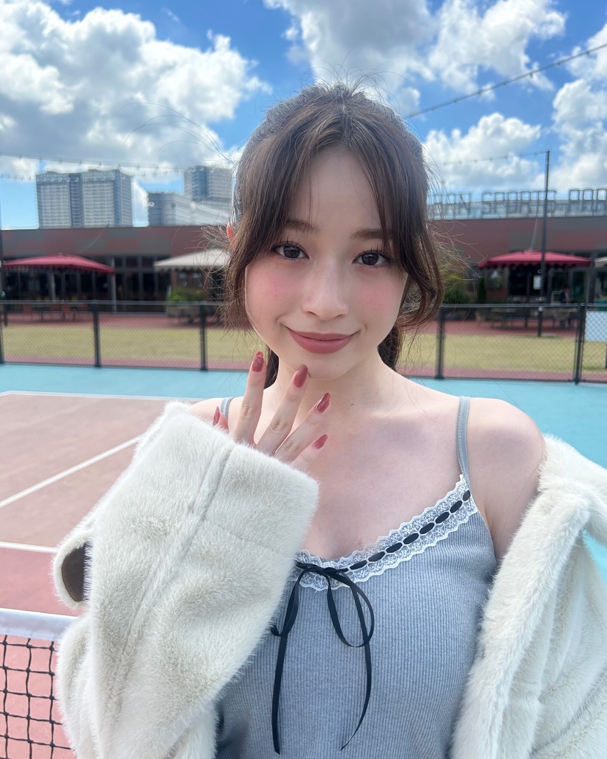 あんちゃんの可愛さが日々更新中🥺🤍🤍秋号のトレンドファッション企画のオフショ📸存在感抜群のファーアウターの中は薄手のキャミを合わせるのが今年っぽい🩶🎀#Seventeen #セブンティーン #Seve