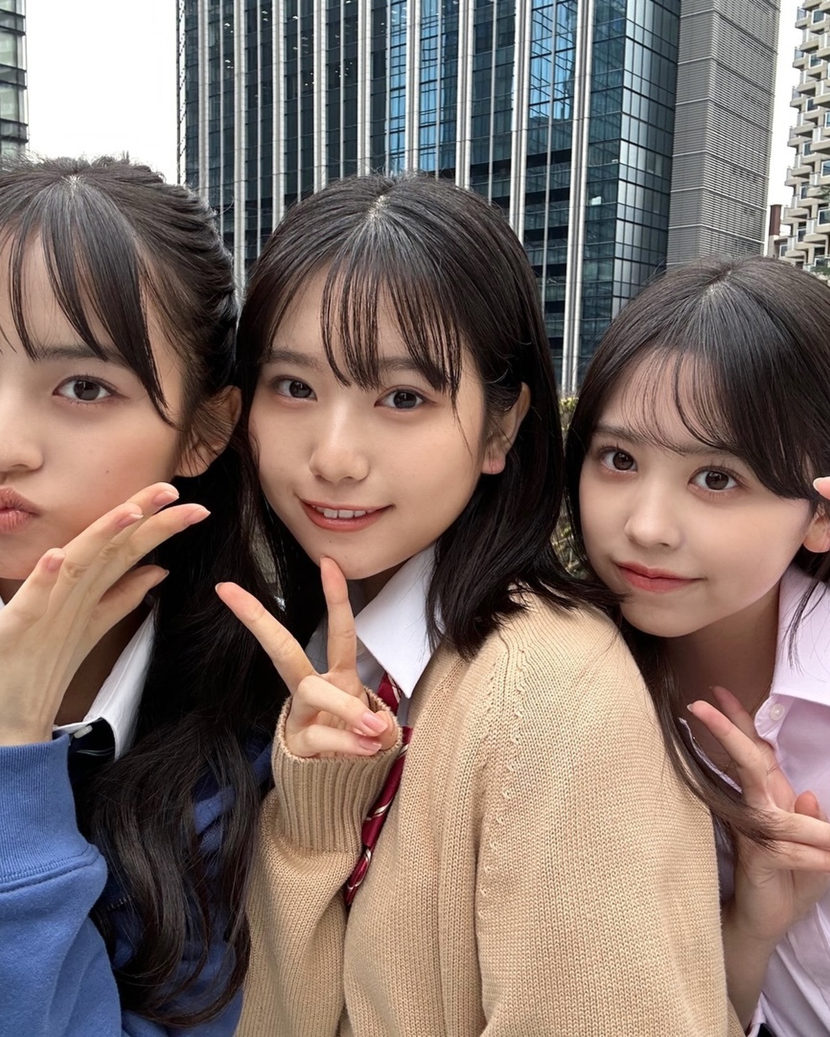 優名♡三莉音♡叶渚 春から #SJK トリオのオフショット🫶🏻Seventeenモデルになりたてで緊張ぎみの三莉音だったけど、同い年のふたりと徐々に打ち解けることに成功👩🏻‍❤️‍👩🏻✨同じ年が増えて
