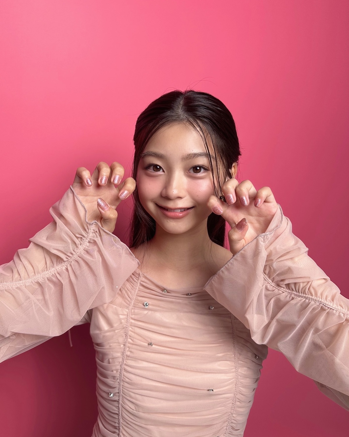 ℙ𝕀ℕ𝕂 𝕠𝕣 𝕎ℍ𝕀𝕋𝔼 ？💓🤍いつも撮影中にオフショットカメラをすぐ見つけてくれるあいにゃん🎶 ネイルもメイクもキラキラピンク💕💎4.5枚目はホワイトなあいにゃん👼🏻どっちの雰囲気が好き？？#稲光