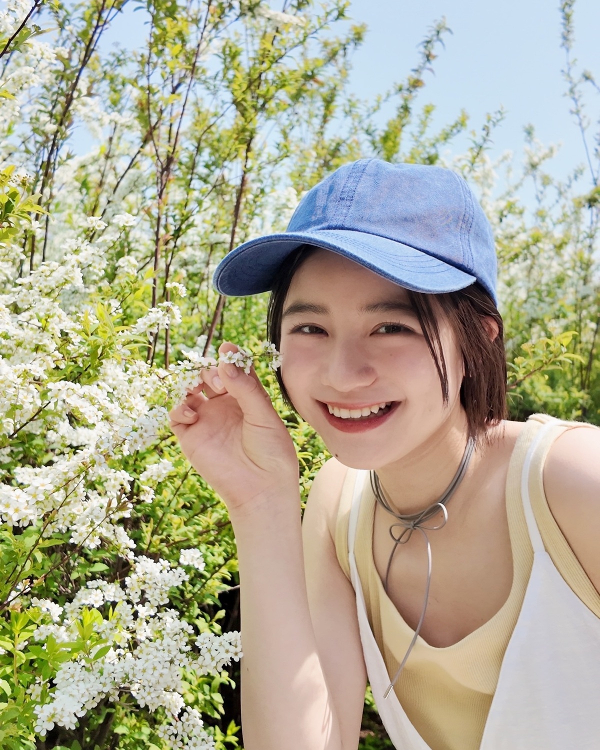 こっちゃんとお花💐🤍とってもいいお天気だったから、いつもより更に素敵な写真がたくさん撮れた撮影日でした📸🫧このコーデの撮影風景をリールに🆙したから見てみてね😋#Seventeen #セブンティーン #