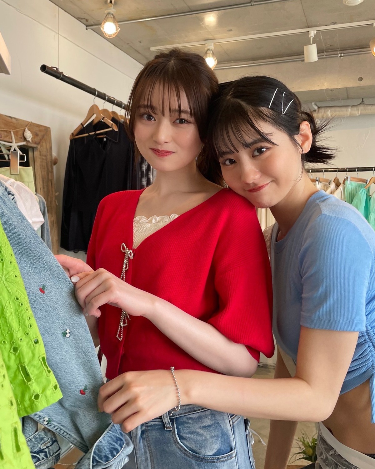 お買い物中も仲良し度200％のるきゆな👩‍❤️‍👩撮影でおじゃましたお店のお洋服たちを物色中にパシャり❤️💙#Seventeen #セブンティーン #STモデル #STモ #関谷瑠紀 #高比良由菜 #