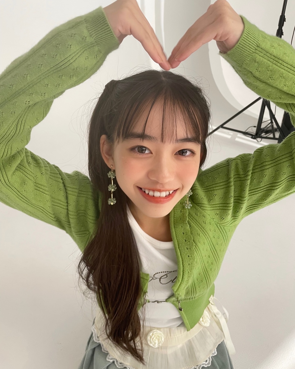 かわいいおみく🫶🏻からの...2.3枚目は身体が硬いおみく🥹💦頑張って伸ばしてみたけど、これが限界。笑写真でも絶叫具合が伝わる？🤣あまりの一生懸命さに笑いに包まれた現場でした🥴🎶#岡本望来 #STモデ