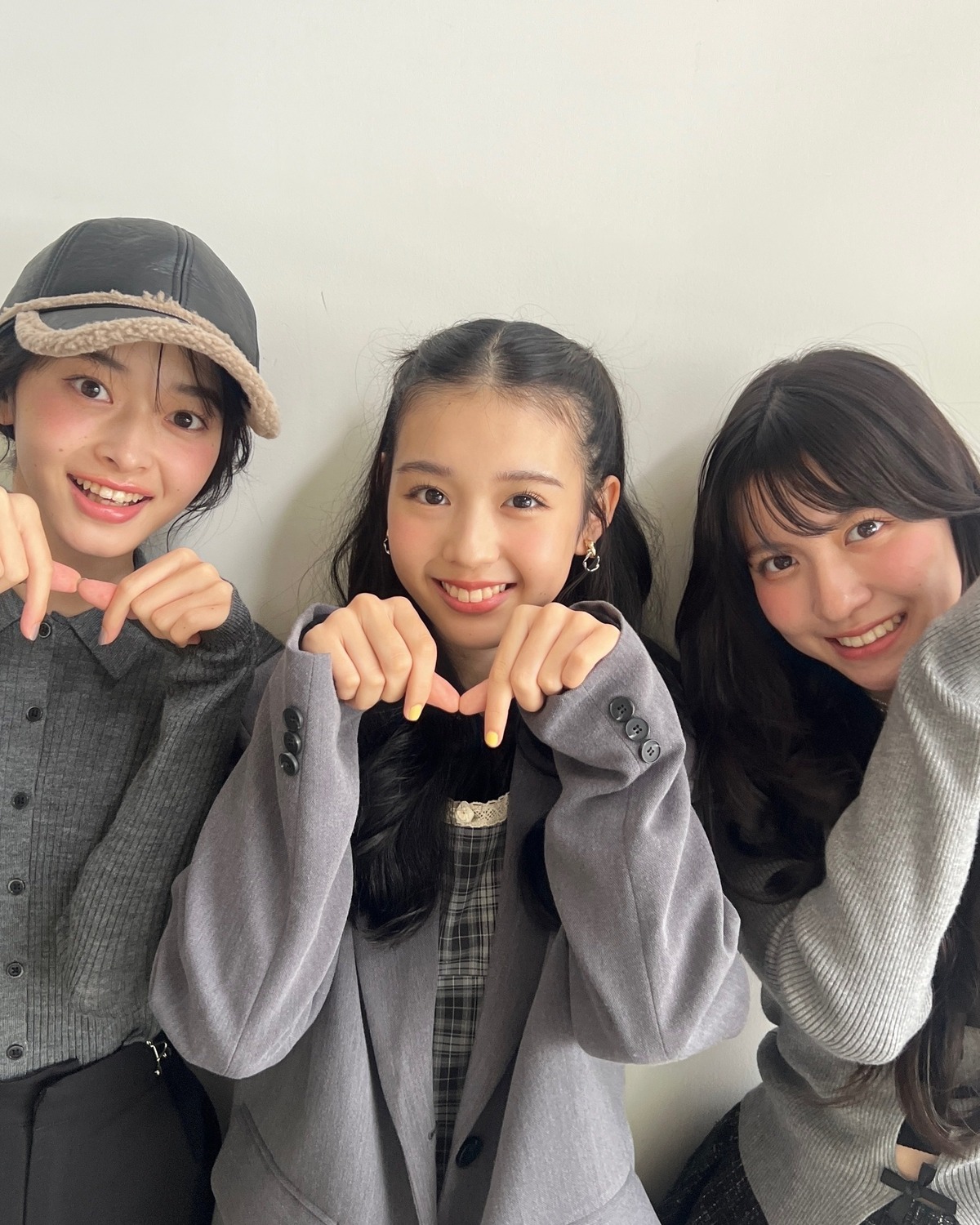 めみみんちゅポーズ🩶🩶秋冬号も可愛さ100点満点の #SJK トリオ🎶撮影を重ねるごとにどんどん仲良くなっていて編集部も微笑ましく見守っております🥰秋冬号のめみみんちゅページどうだった？感想待ってるよ