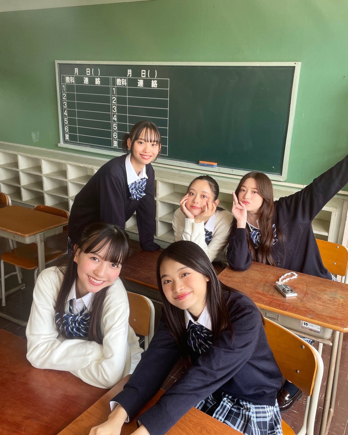 LJK㋲撮影の様子まとめた動画は見てくれた？🎥🏫撮影の合間もみんなで集まってリラックスモード👩🏻‍❤️‍👩🏻 3枚目のチェキがエモすぎるよね😭🎞️実はあんちゃんのデジカメで撮影した写真もたくさんあるか