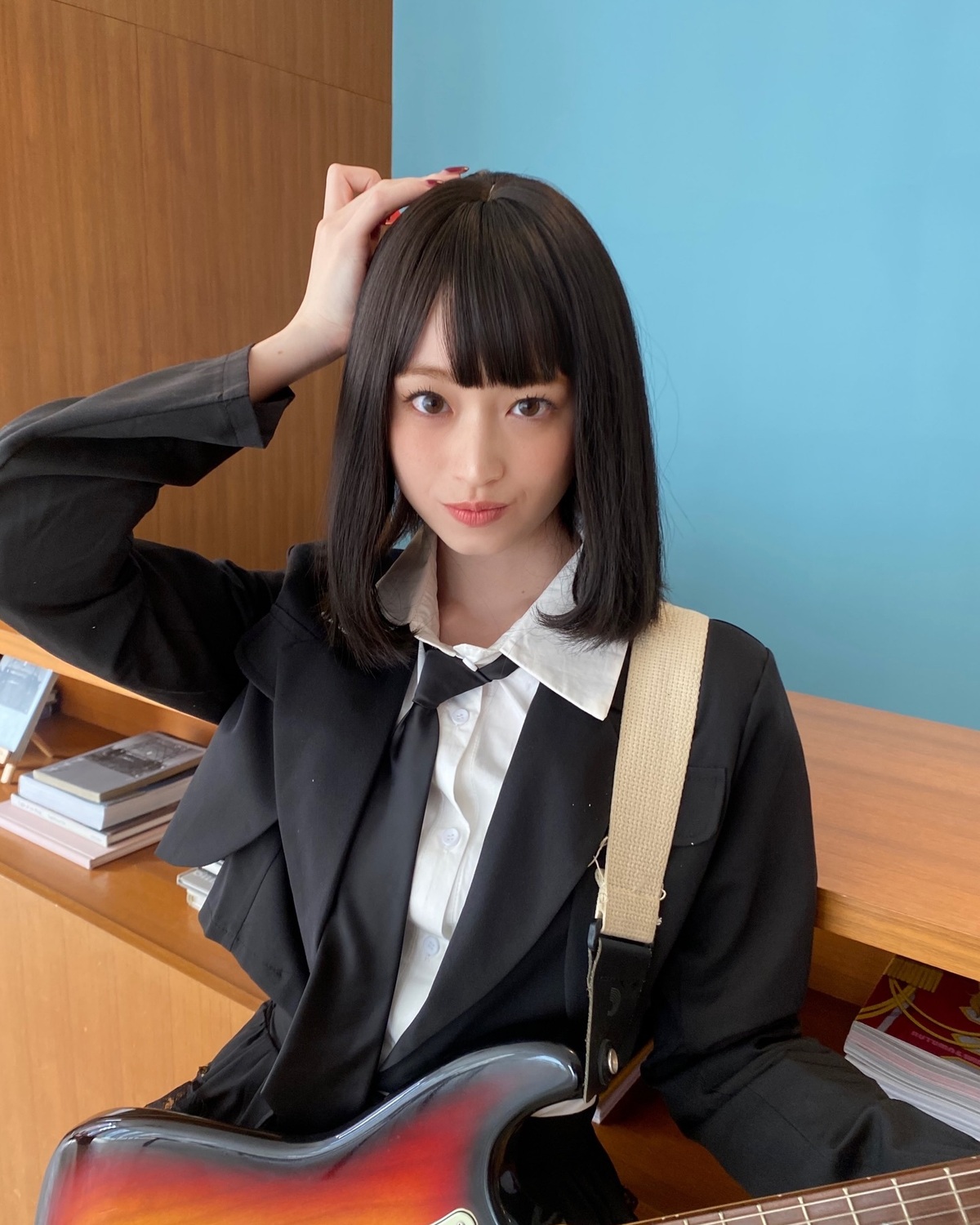 ひとりAKBなあんちゃん👩🏻🎸🎺🎼冬号の仮装企画でAKBの人気曲「GIVE ME FIVE!」の時のメンバーになりきり💖それぞれ誰のコスプレか考えながら見てね🤍🖤#Seventeen冬号 #Seven