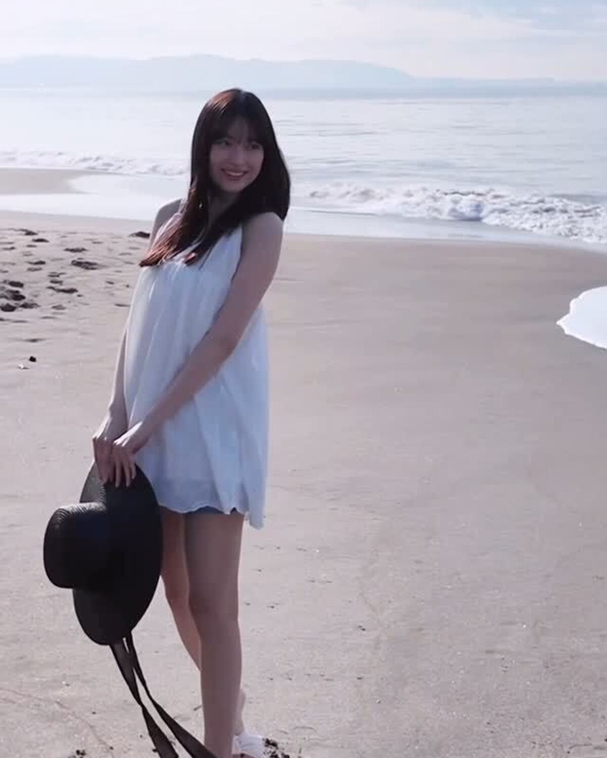 海辺ではしゃぐみずきちにうっとり。♡な卒業企画ページの撮影🌊✨海！夏！白いワンピースと麦わら帽子👒みずきちの"美"が溢れ出してます😭🩵みずきちと海デートしてる気分になれる動画だよ🥺🎥#Seventee