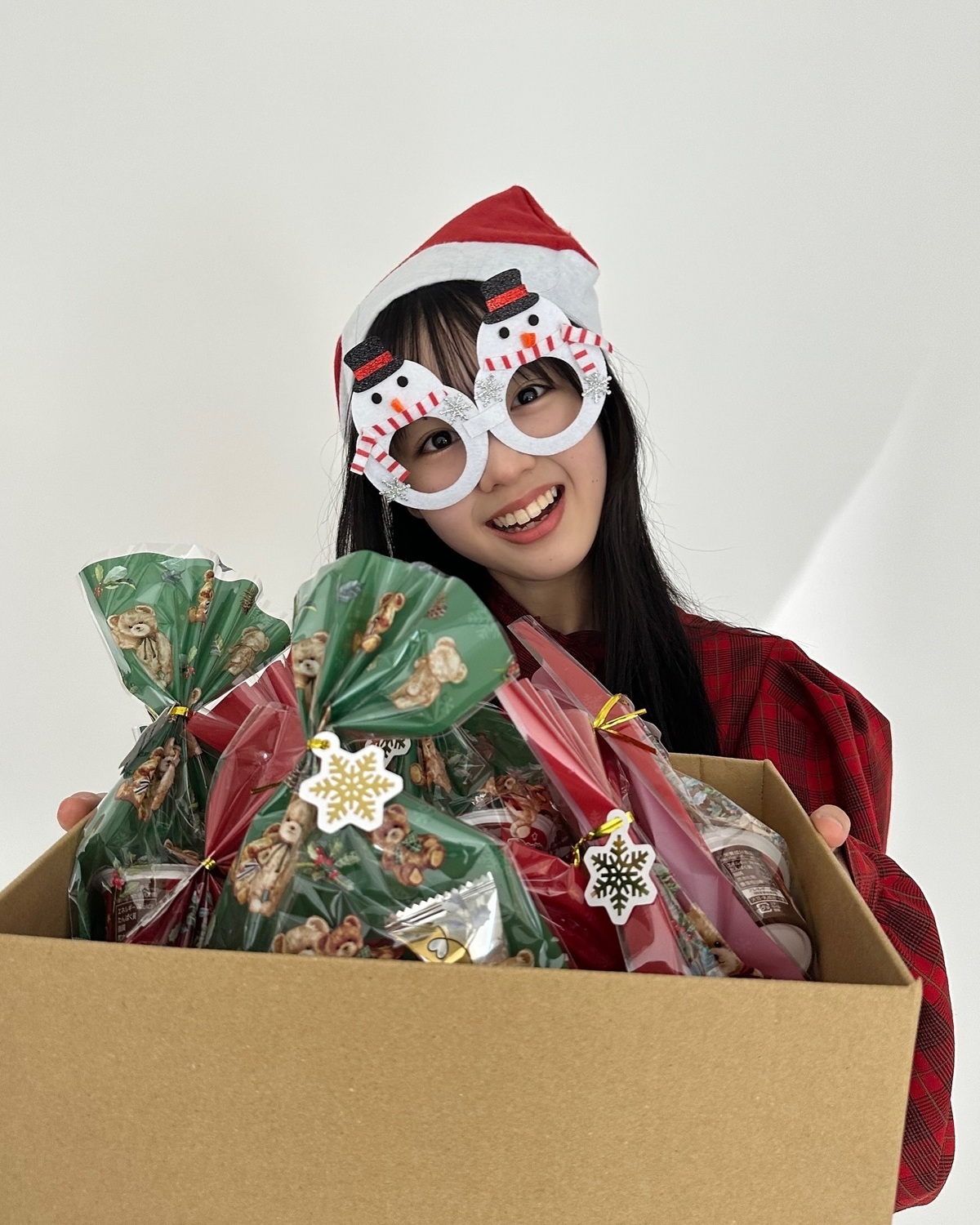 Seventeenの撮影現場にみんみサンタが現れた〜🤣❤️クリスマスプレゼントです🎁と、可愛くラッピングされたお菓子をひとりひとりに手渡ししてくれました🙇🏻‍♀️💝サンタ帽と雪だるまメガネもみんみの私
