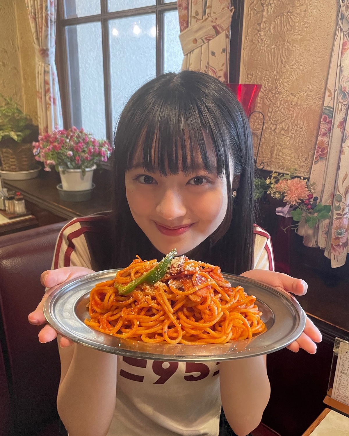 今日はじゅったんのオフショット📸🪽大盛りのスパゲティに心ときめかせていたじゅったんでした🥺🍝#Seventeen #セブンティーン #ST #stモデル #雑誌 #ファッション #上坂樹里 #喫茶店 