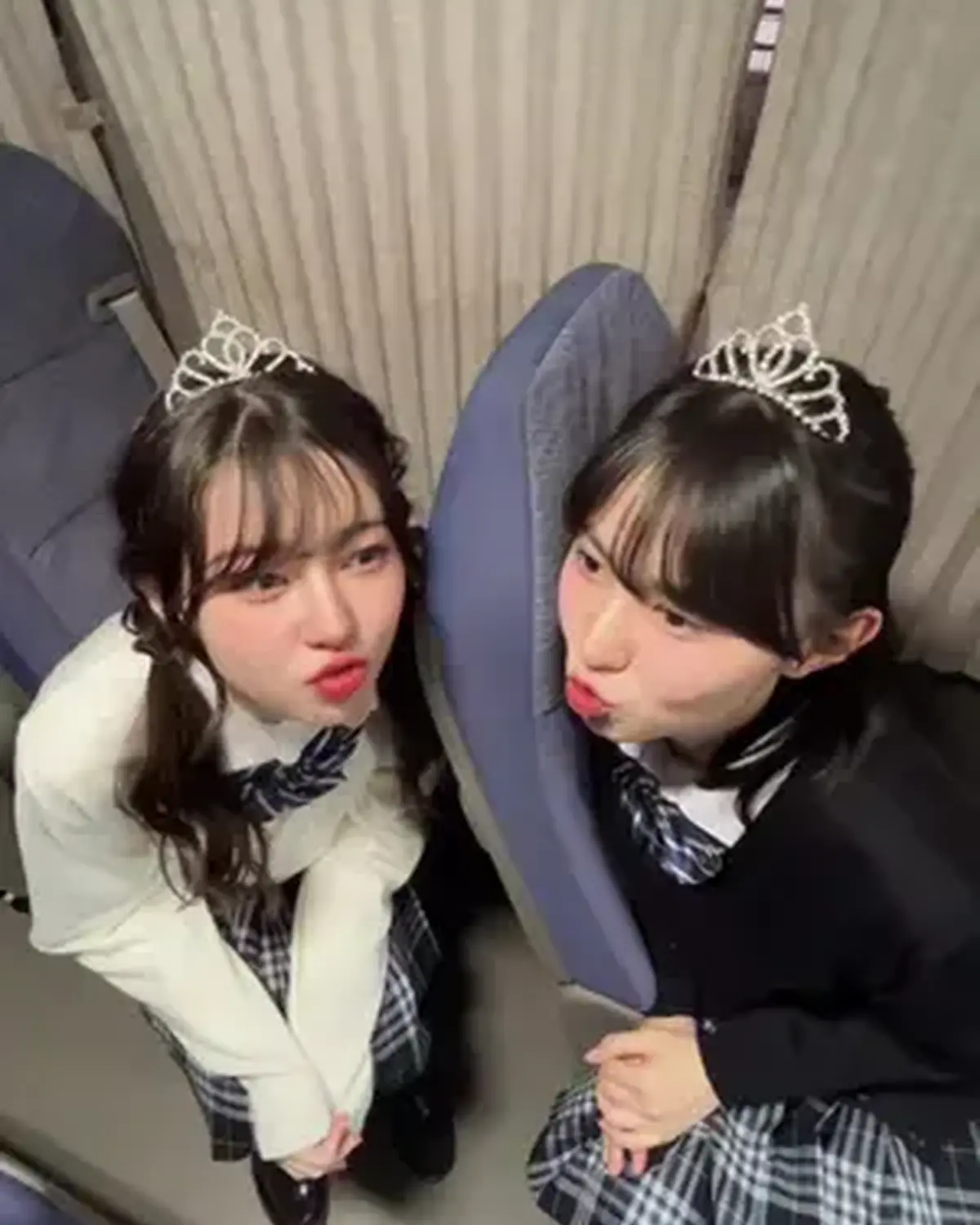 ロケバス待機中の過ごし方🚌 はんちゃん♡もんちゃん (撮影者は @快空 🥺🤍) #石川花 #森﨑美月 @mizuki #高校生 #制服 #制服女子