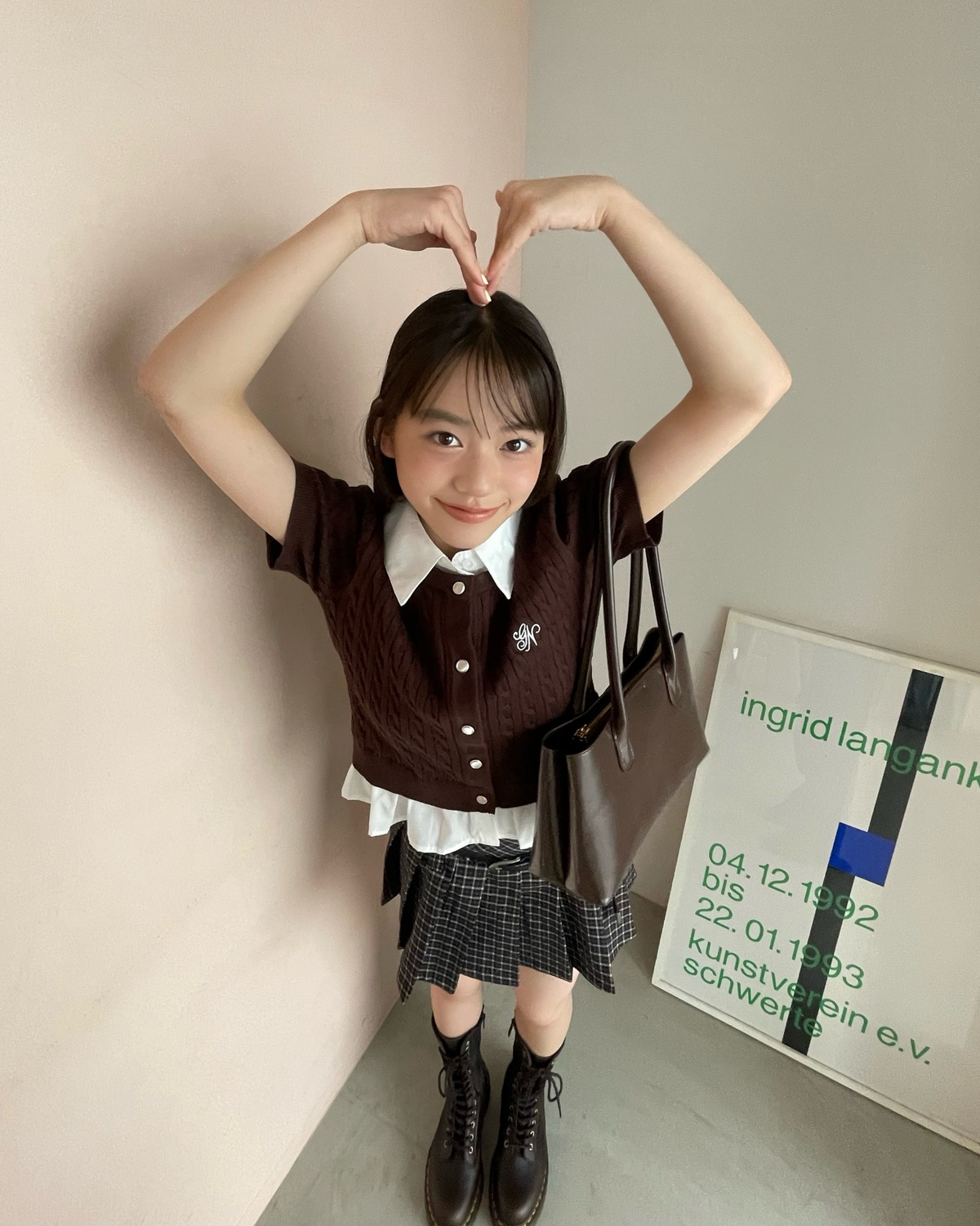 ⋆˙⟡ 𝐇𝐚𝐩𝐩𝐲 𝐁𝐢𝐫𝐭𝐡𝐝𝐚𝐲 𝐌𝐈𝐊𝐔 ⋆˙⟡今日10月13日は岡本望来ちゃんのお誕生日👸🏻🎉発売中のSeventeen秋号のオフショットでお祝い🤎みんなもコメントで一緒にお祝いしよ✍🏻 ⊹₊