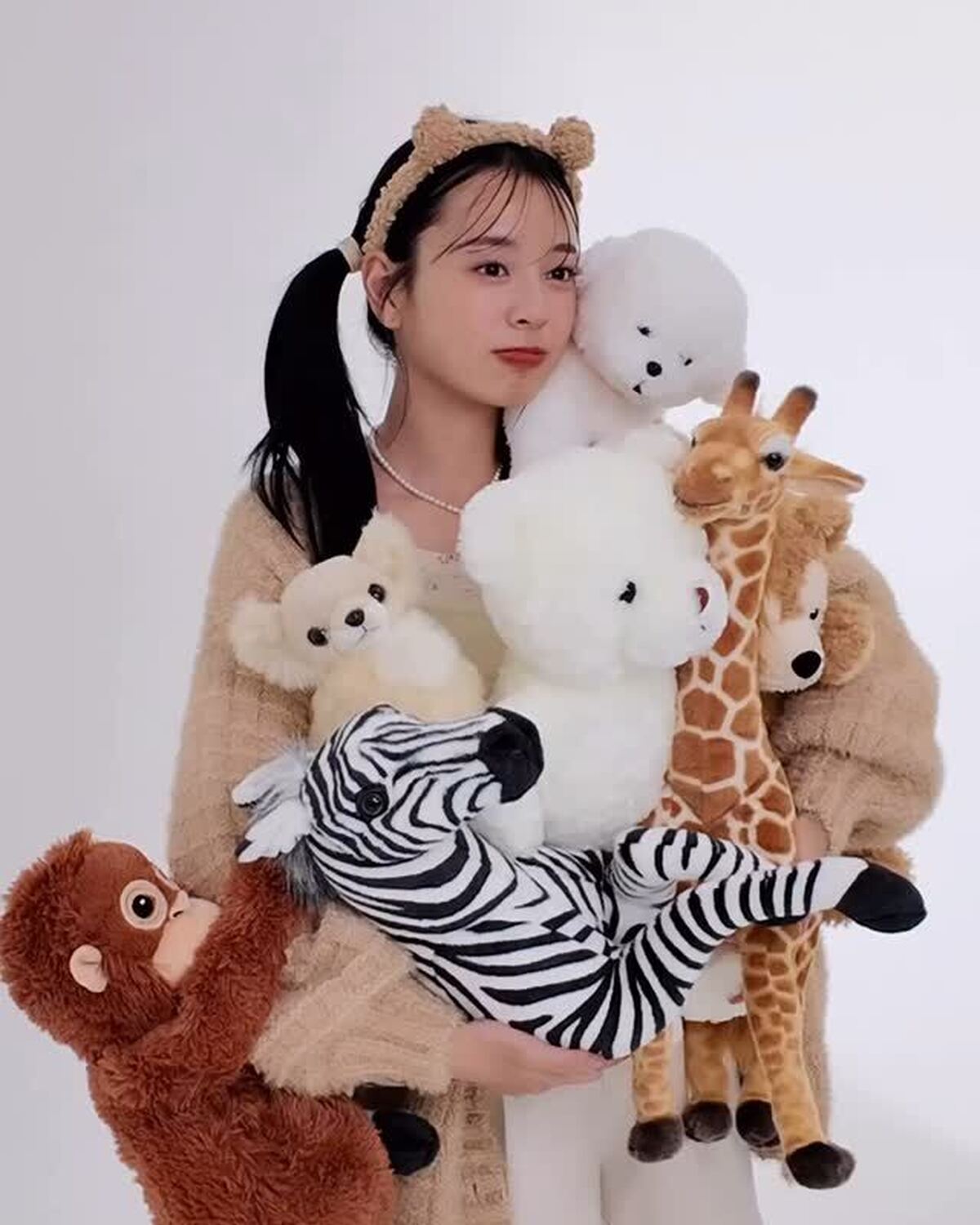 アニマル舞羽 がかわいすぎる🦒🧸🐩🤎たくさんのぬいぐるみを抱えて撮影🥺📸身動きが取れないぐらい大量🤣がんばりました🎶なんでこんなにたくさんの動物を持ってるかは、秋冬号で答え合わせしてね📖❣️#Seve