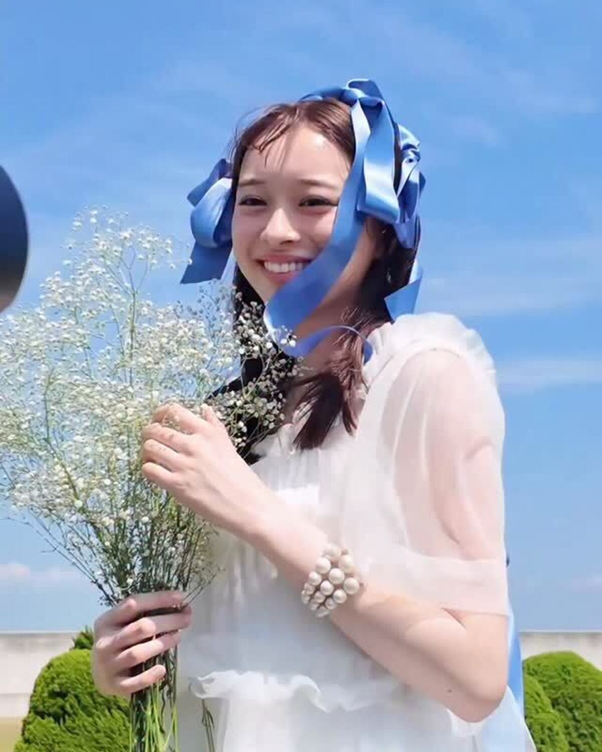 発売中の秋号で卒業する #田鍋梨々花 ちゃんからラストメッセージ🗣️💐卒業企画の撮影日は超晴天✨最高のお天気の中、梨々花の笑顔が輝いてたよ🤍そして！今日公開した「秋号撮影の裏側」YouTubeにも卒業
